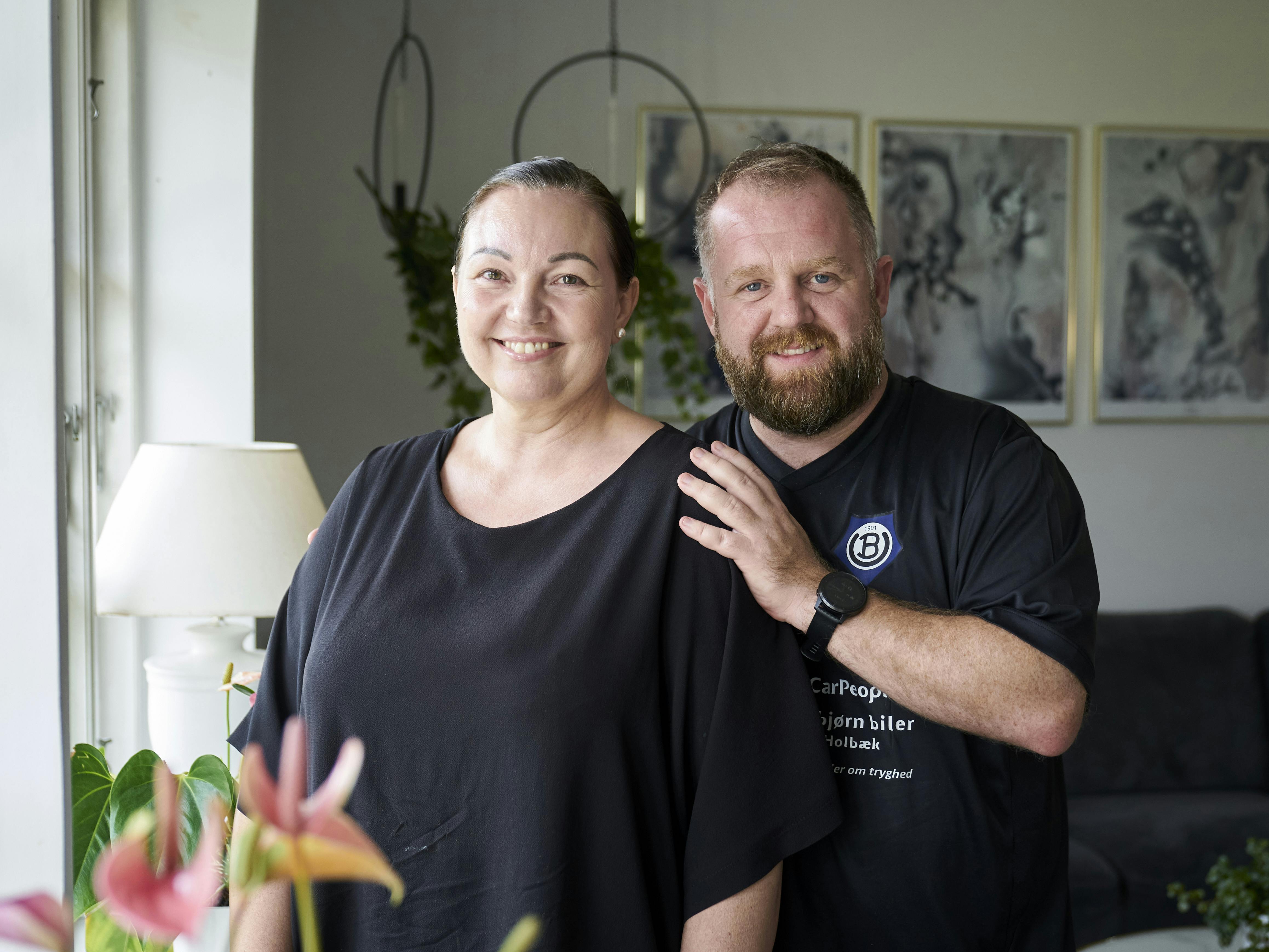 Selv om Kevin uden at vide det var udsat for smittefare i fem år, gik han fri. I dag støtter han trofast sin hustru, Kicki Hyllen Mikkelsen, i kampen for at udbrede viden om hiv.