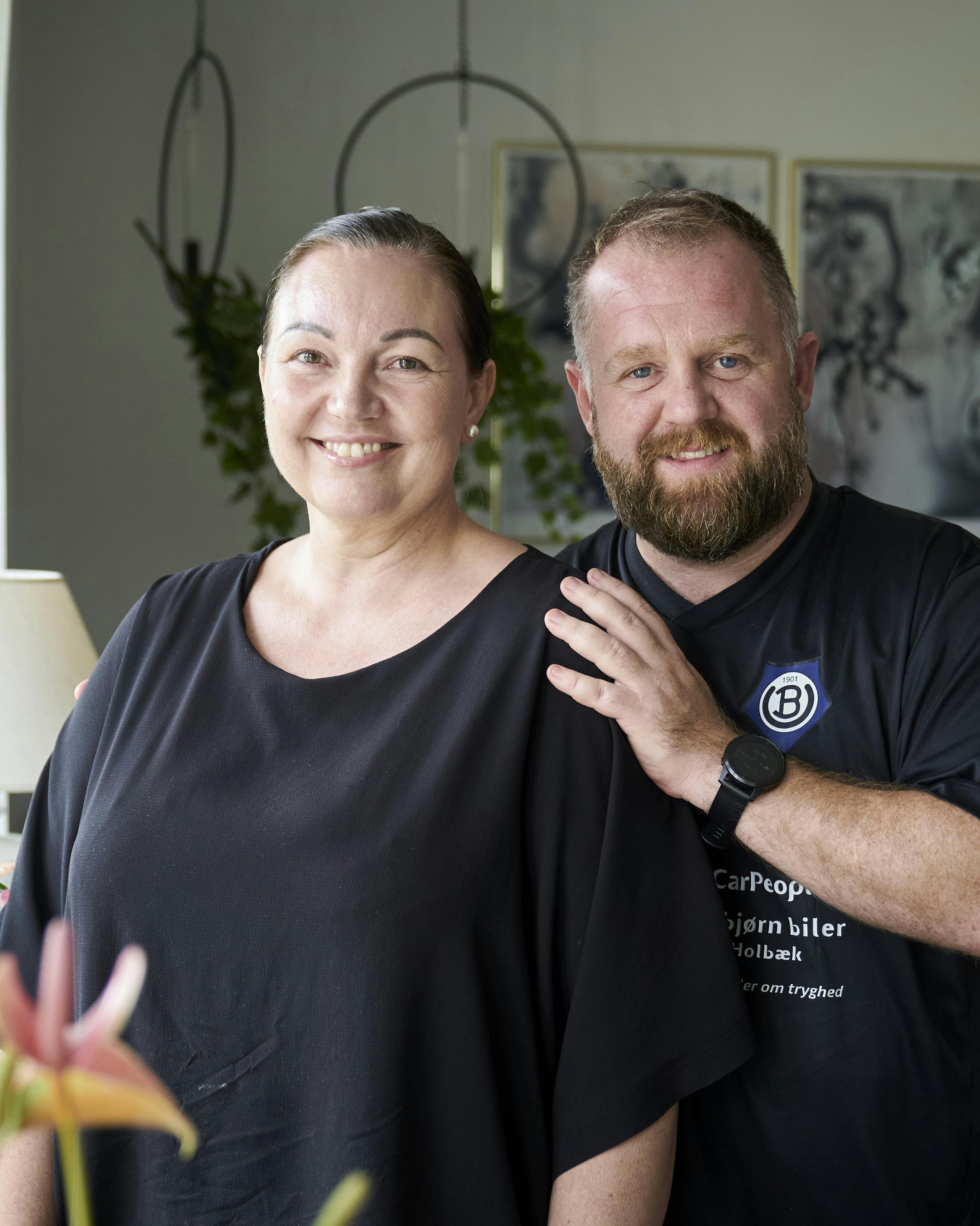 Selv om Kevin uden at vide det var udsat for smittefare i fem år, gik han fri. I dag støtter han trofast sin hustru, Kicki Hyllen Mikkelsen, i kampen for at udbrede viden om hiv.