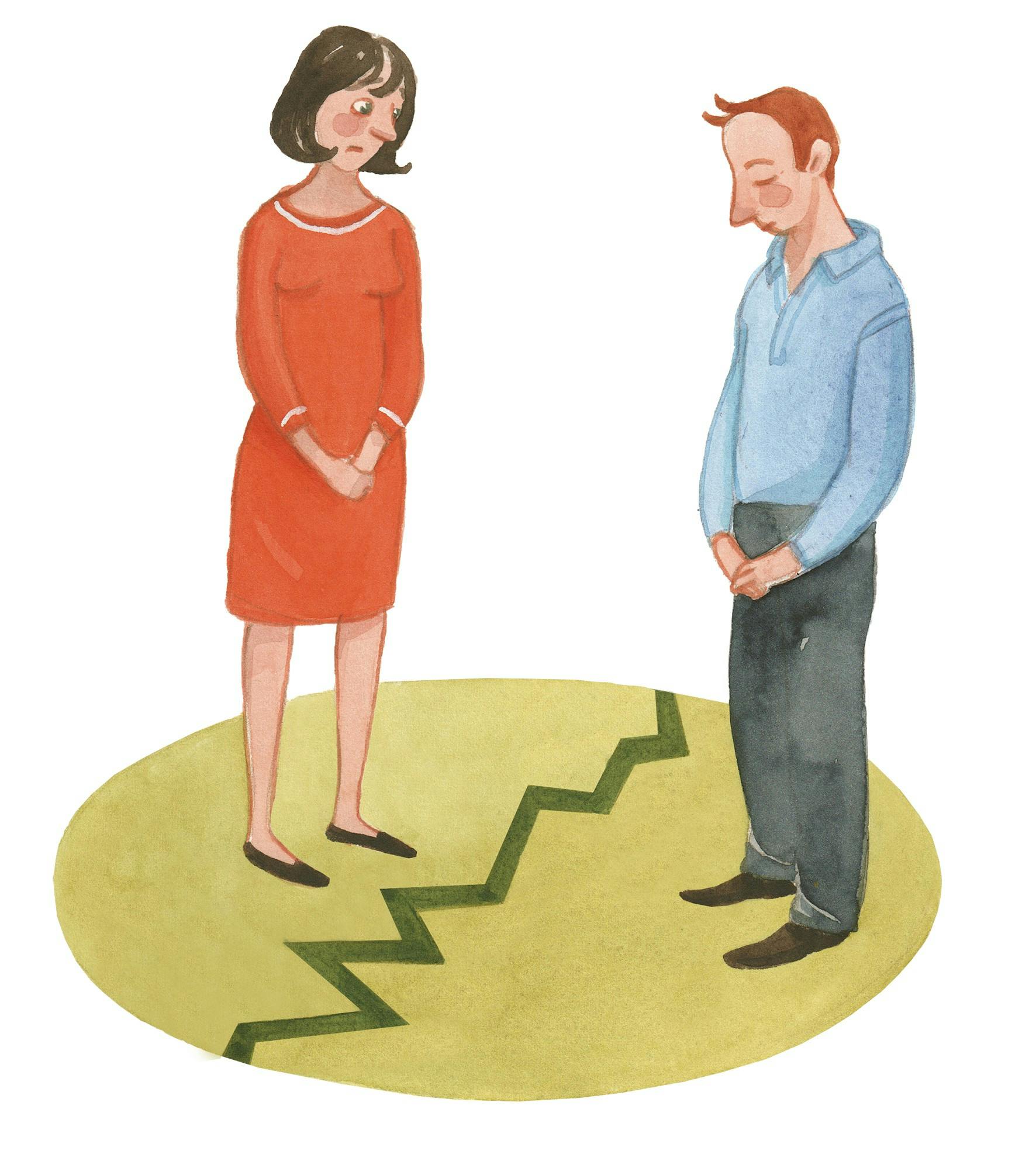 En kvinde og mand står over for hinanden og ser sorgmodig ud