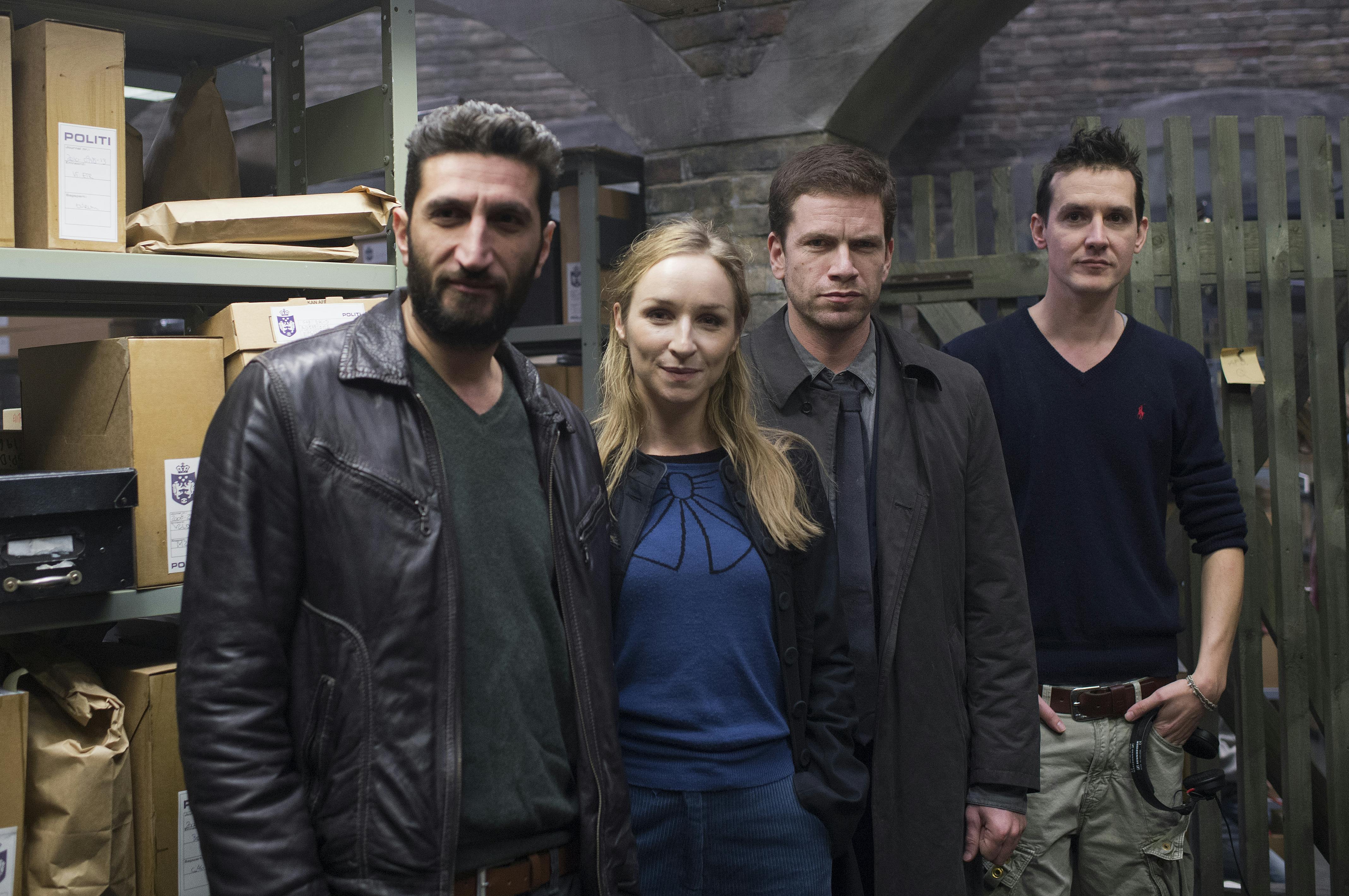 Skuespillerne Nikolaj Lie Kaas og Farres Fares har spillet hhv. Carl Mørck og Asad i filmene om Afdeling Q. Billedet her er fra de første optagelser af "Kvinden i buret" med Sonja Richter som Merete Lynggaard og Mikkel Boe Følsgaard som Uffe.