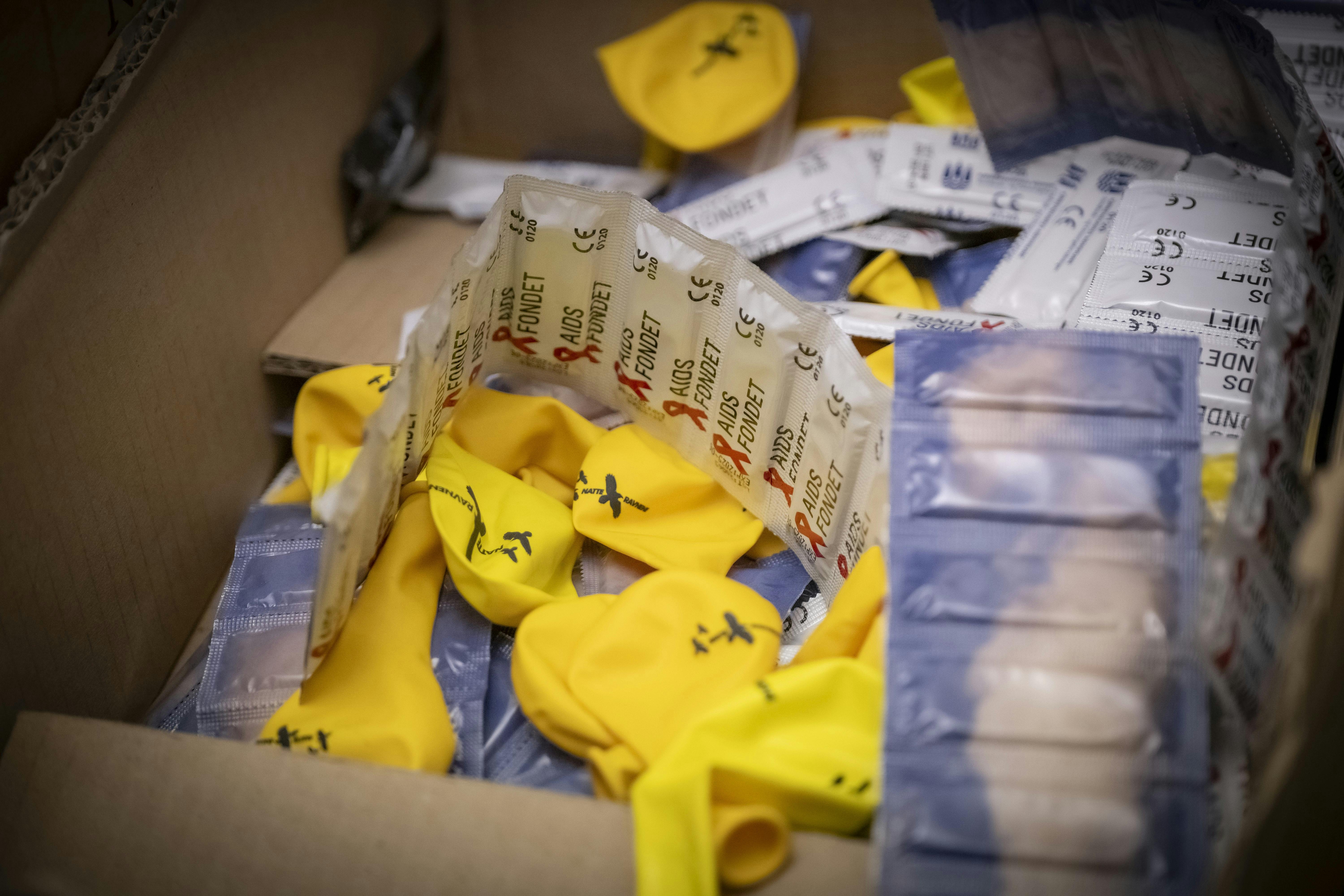 Natteravnene har altid kondomer og bolsjer i lommen, og der er god afsætning på begge blandt nattens unge.