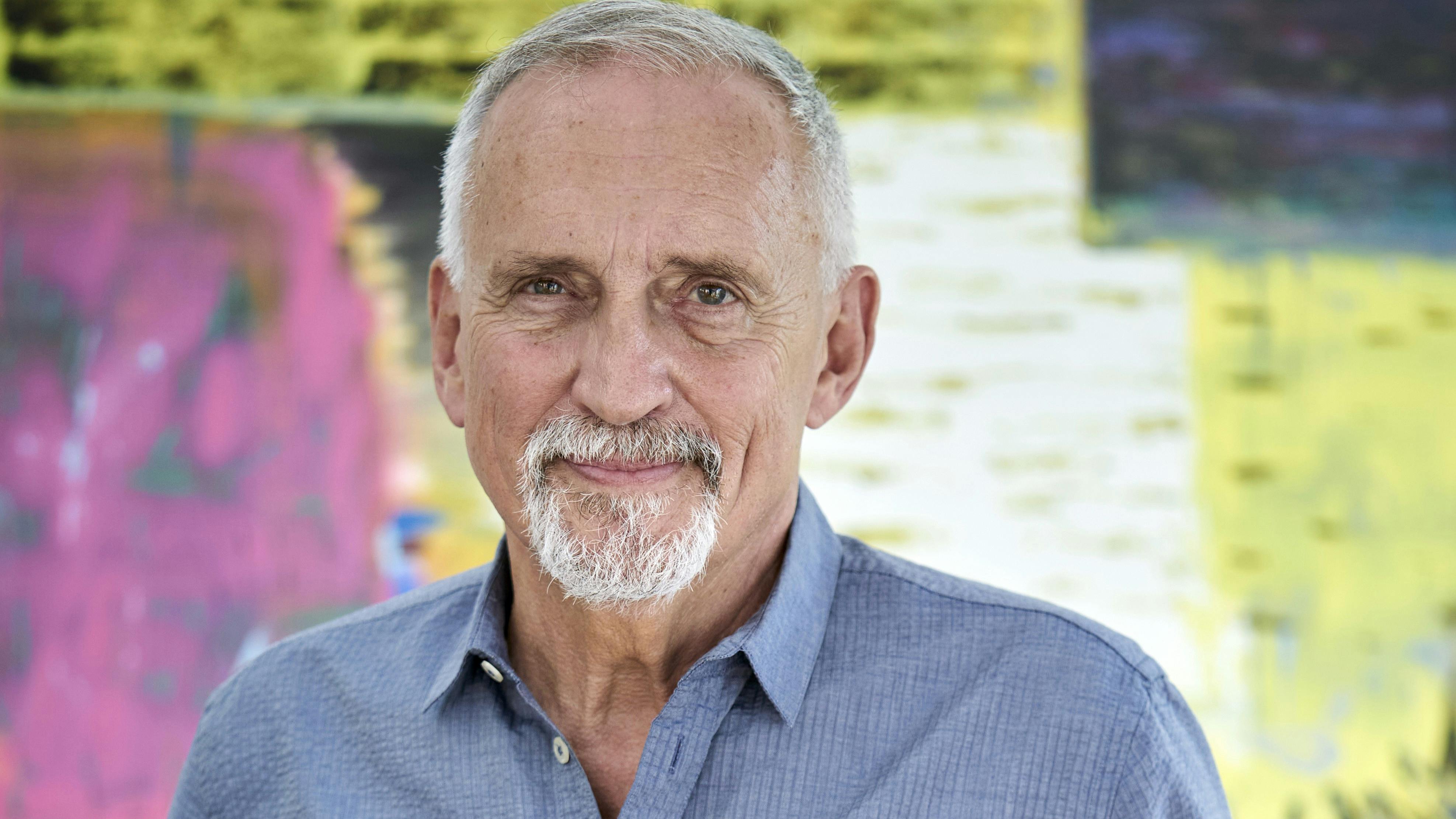 Jussi Adler-Olsen er født den 2. august 1950 i Hørsholm. Hans far var psykiater, og flere af hans patienter på hospitalerne har givet Jussi inspiration til karakterer i hans romaner.