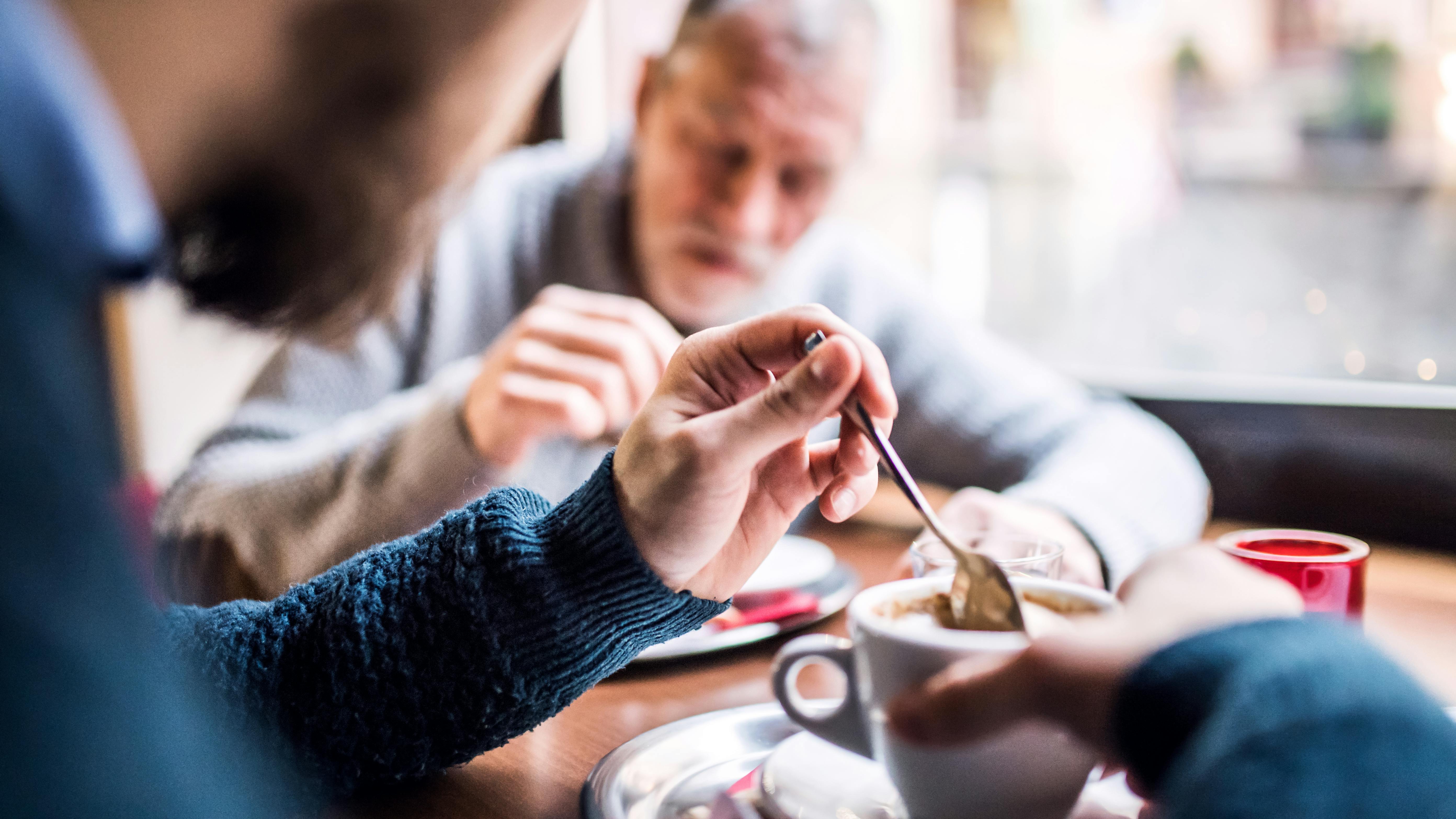venner drikker kaffe