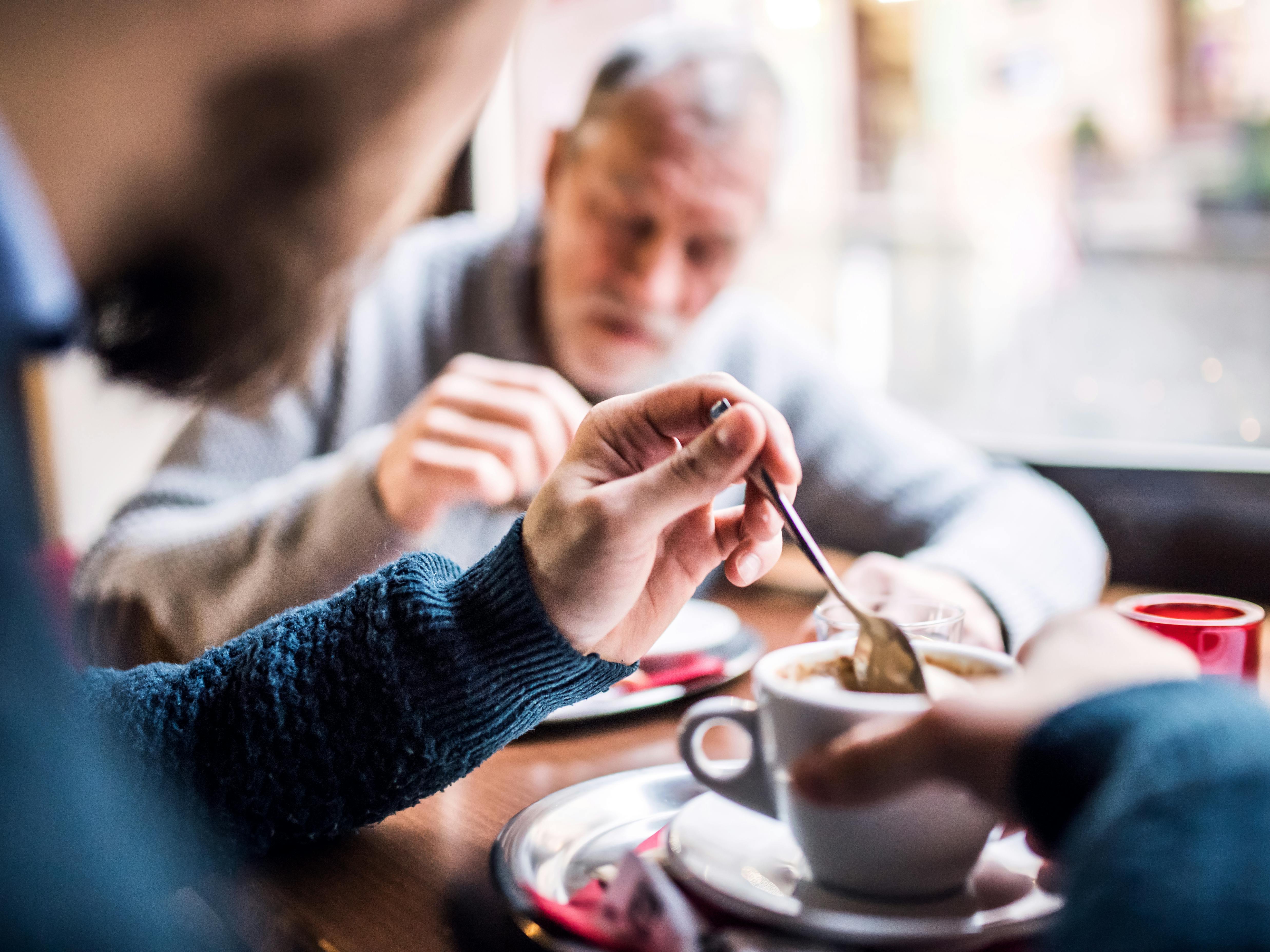 venner drikker kaffe