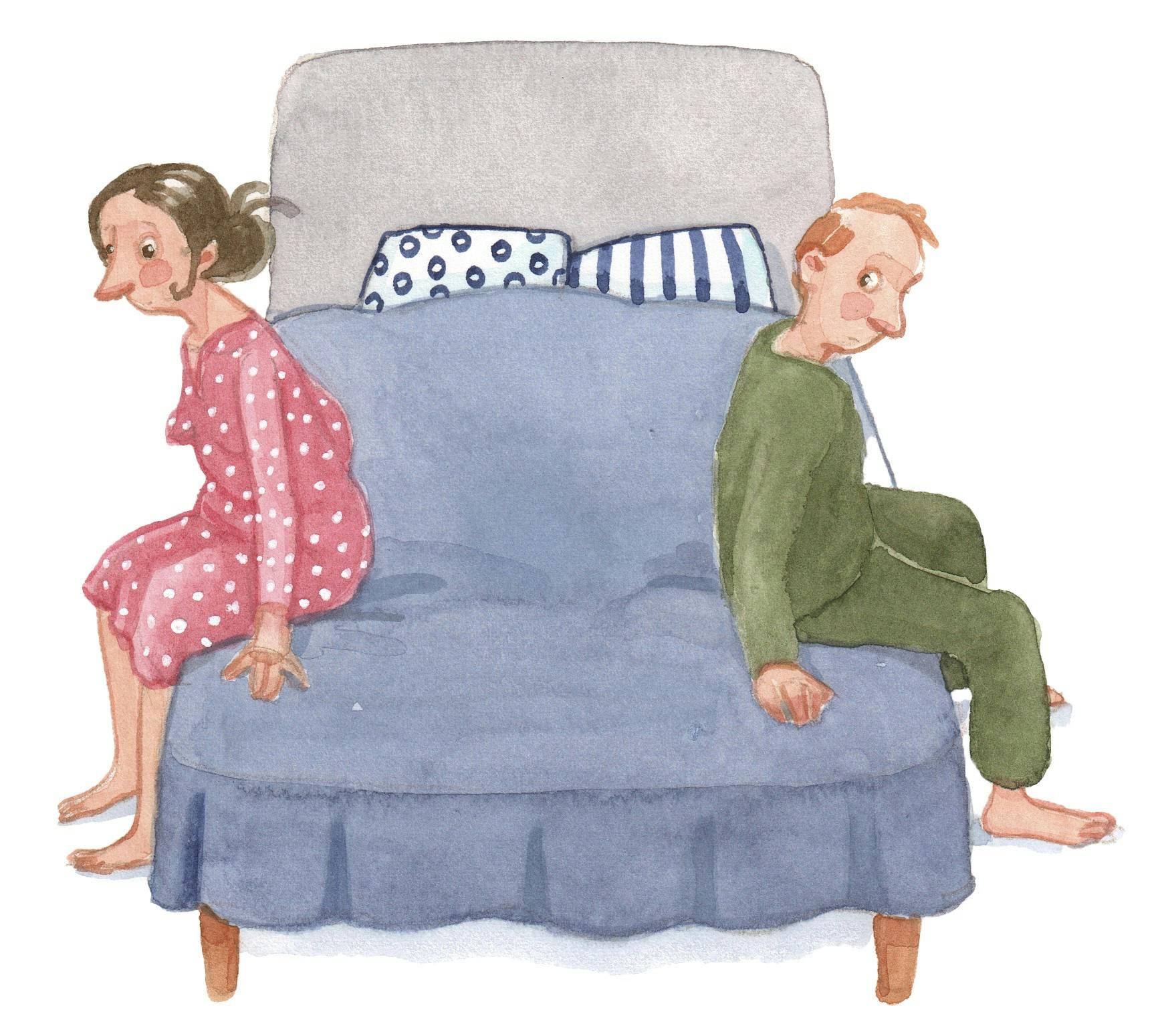 Kvinde og mand sidder på hver sin side af sengen