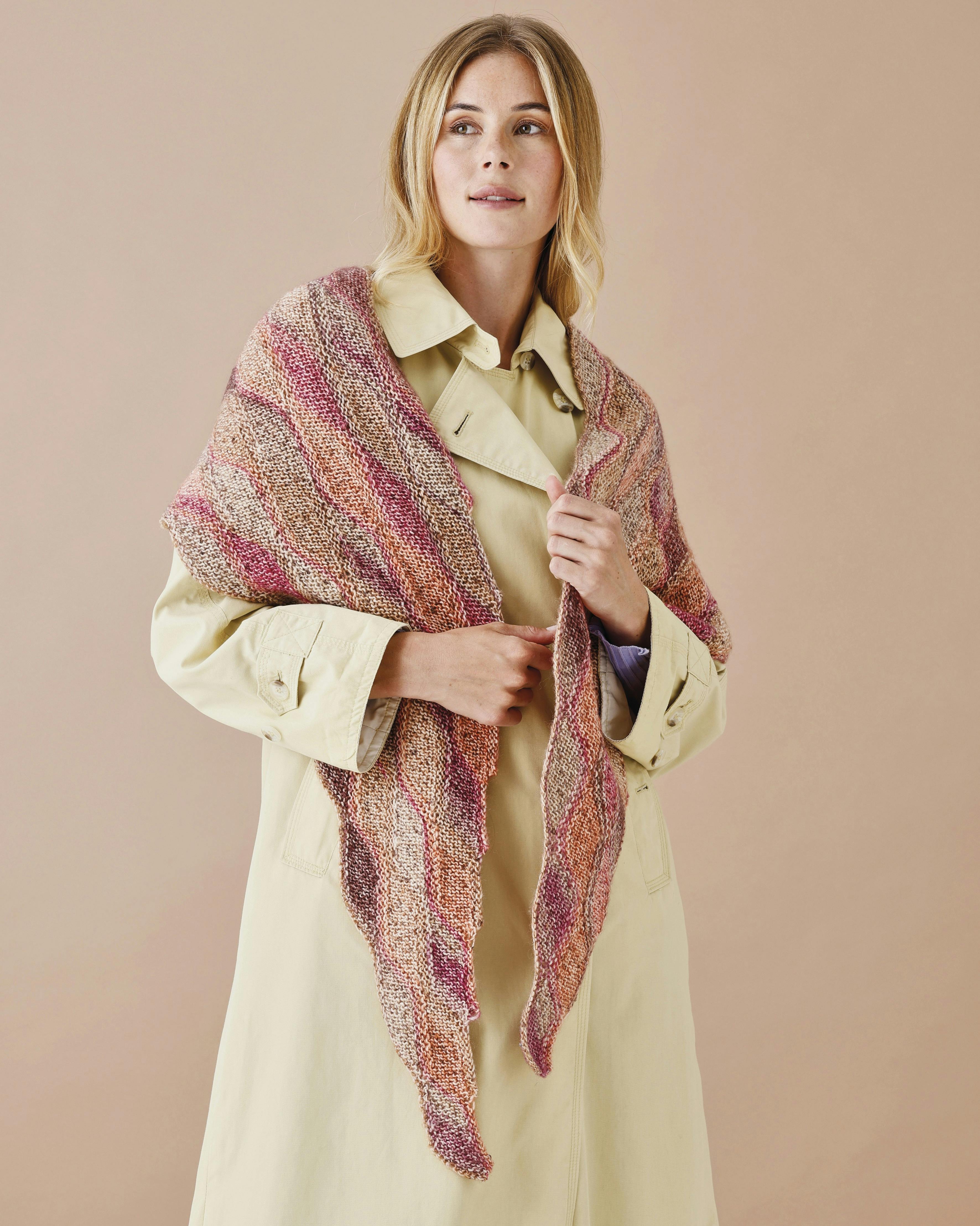 Kvinde med strikket sjal