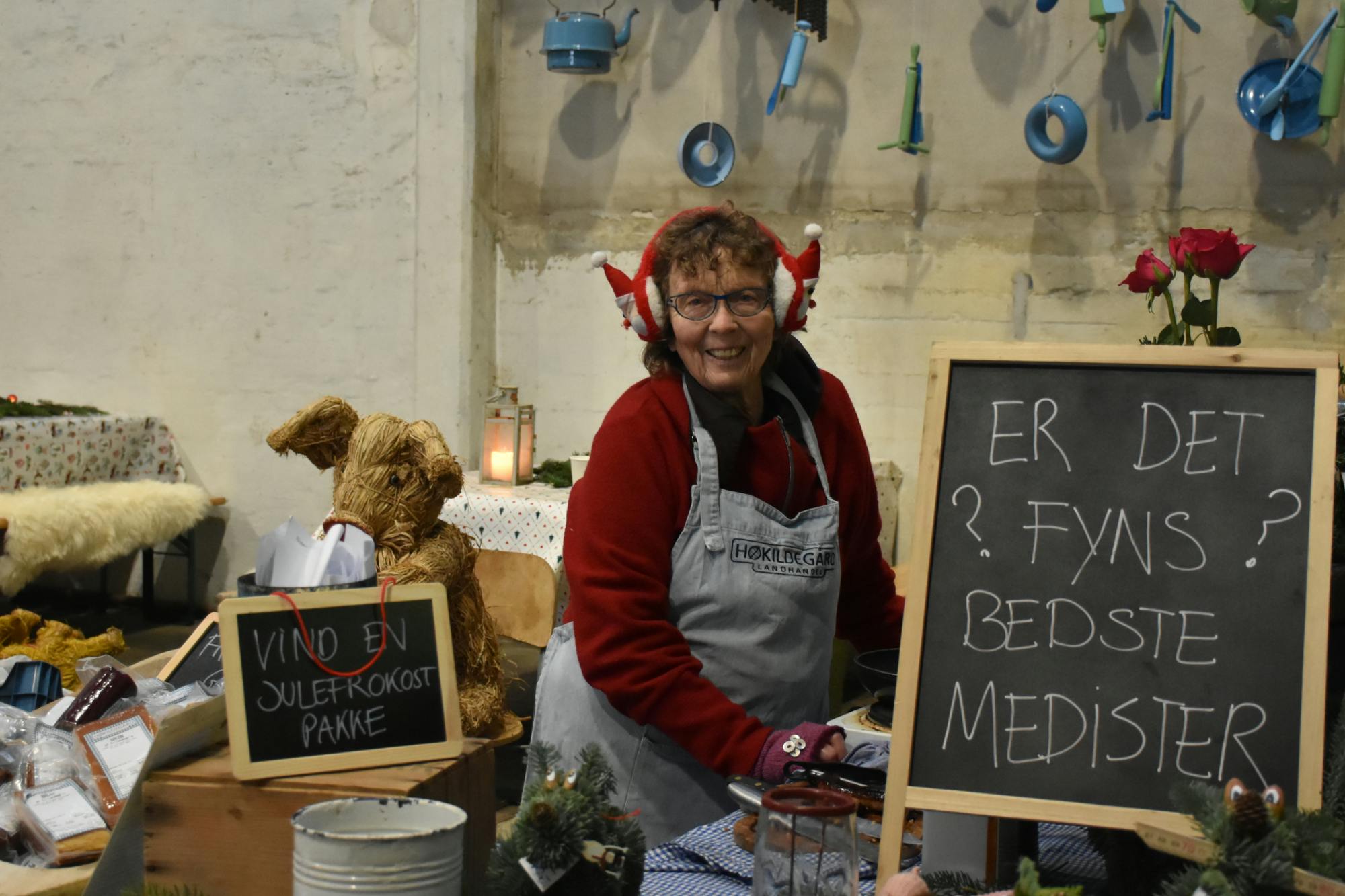 Kvinde sælger medisterpølser på julemarked