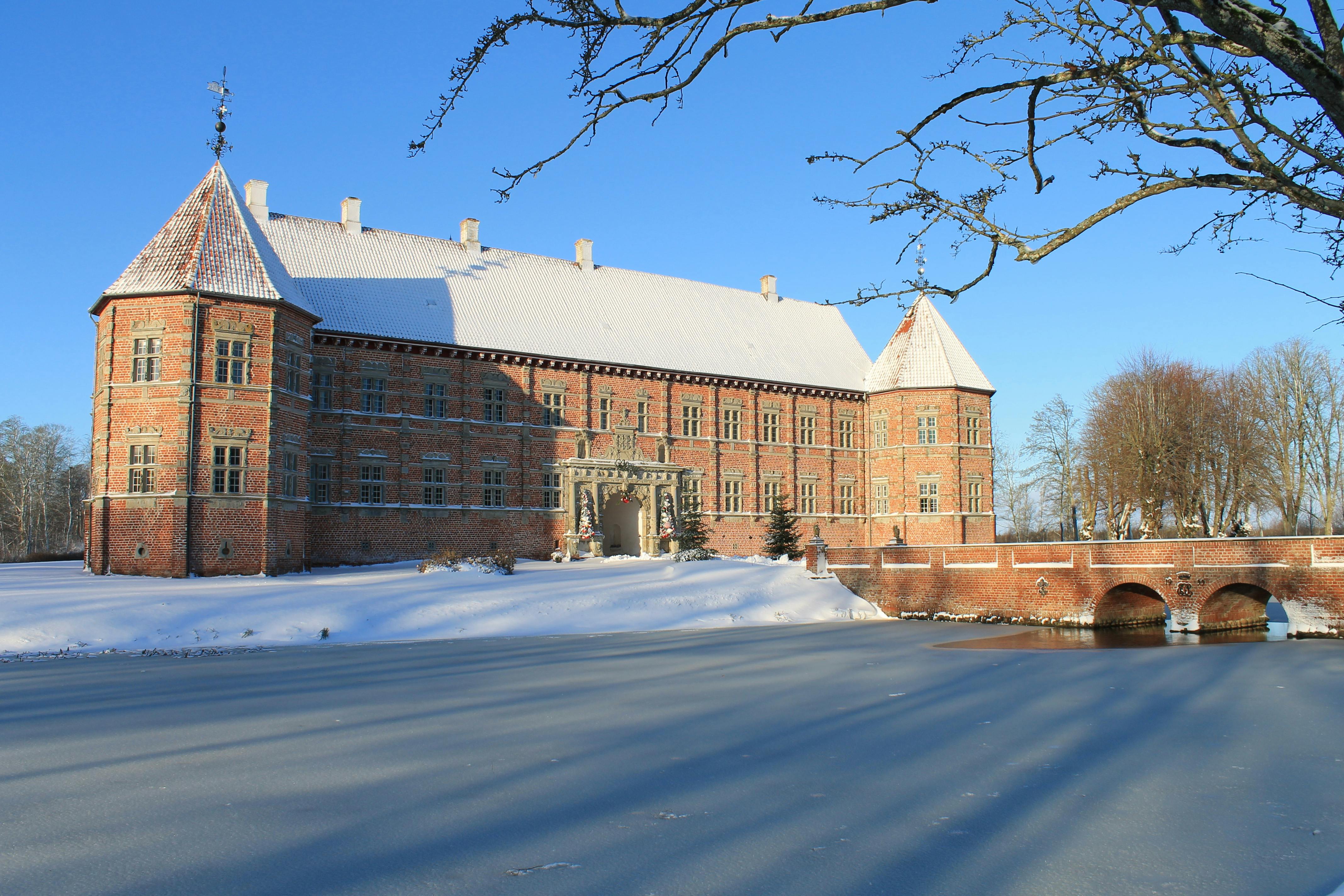 Voergaard Slot i snevejr