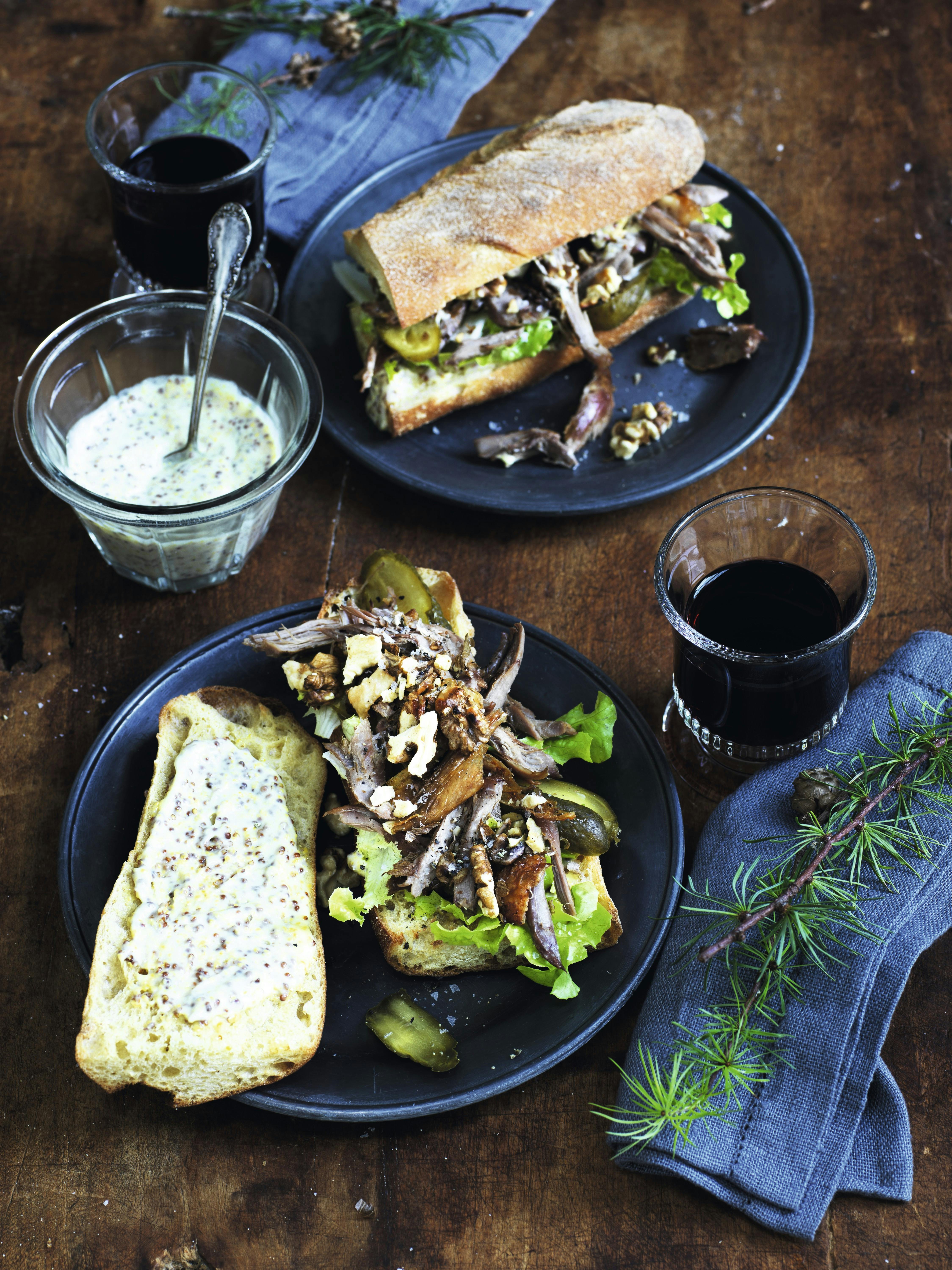 Udnyt resterne, og supplér med lidt ekstra. Andesandwich med syltede agurker og valnøddemayonnaise.