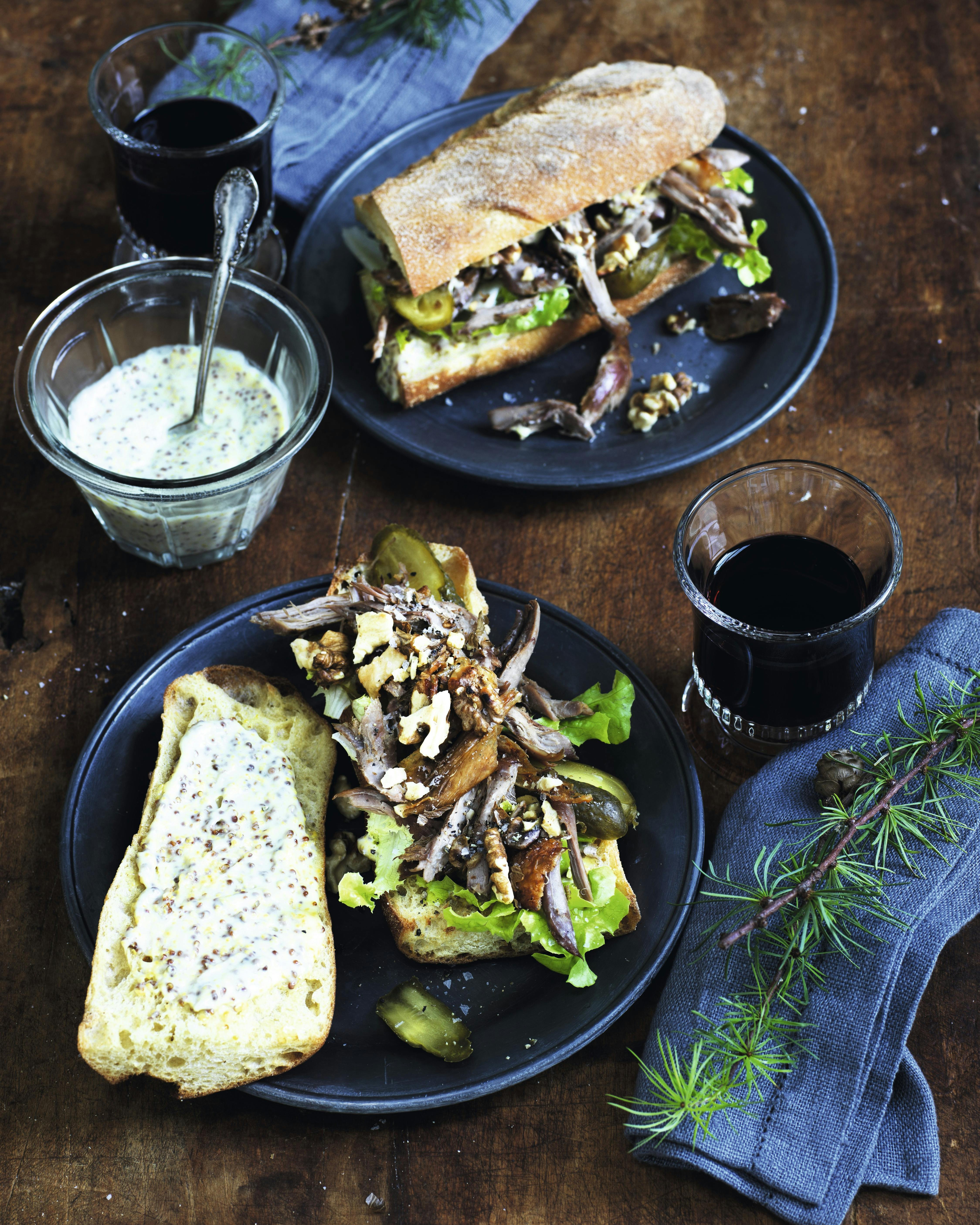 Udnyt resterne, og supplér med lidt ekstra. Andesandwich med syltede agurker og valnøddemayonnaise.
