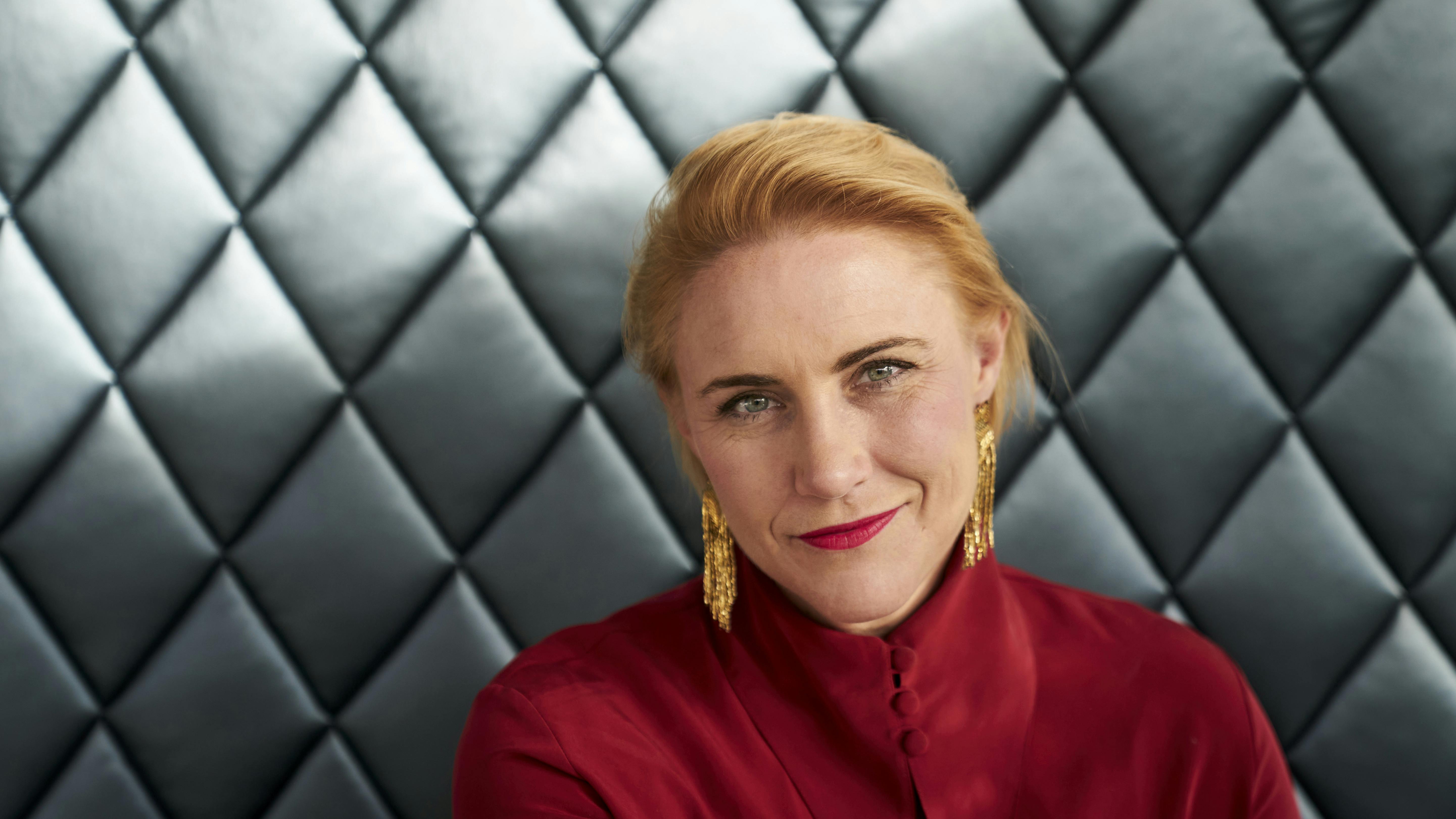 Mette Helena Rasmussen møder altid deltagerne i ”Nybyggerne” med et smil, for hun ved, hvor hårdt det er at istandsætte og indrette et helt rum på kun en uge.