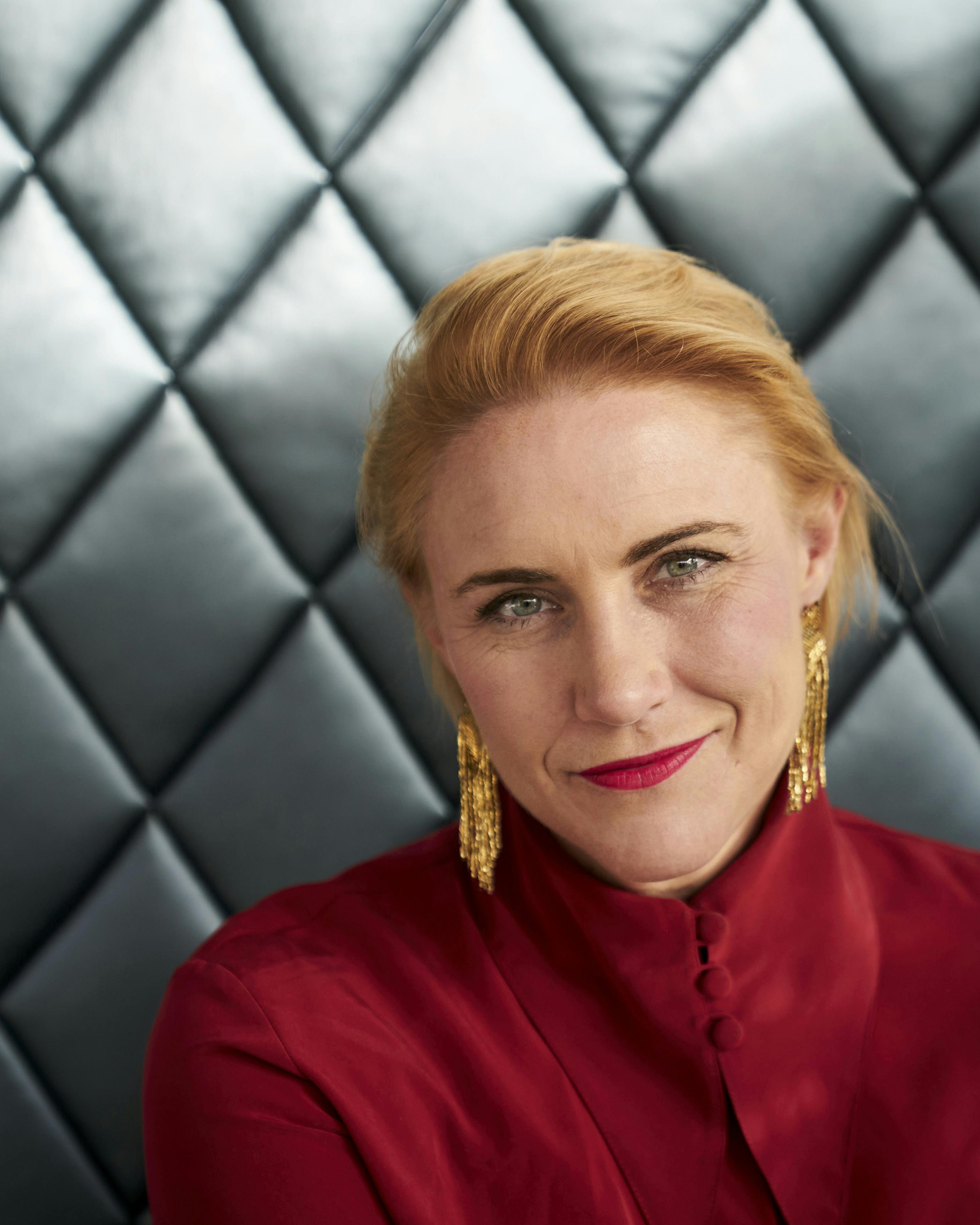 Mette Helena Rasmussen møder altid deltagerne i ”Nybyggerne” med et smil, for hun ved, hvor hårdt det er at istandsætte og indrette et helt rum på kun en uge.