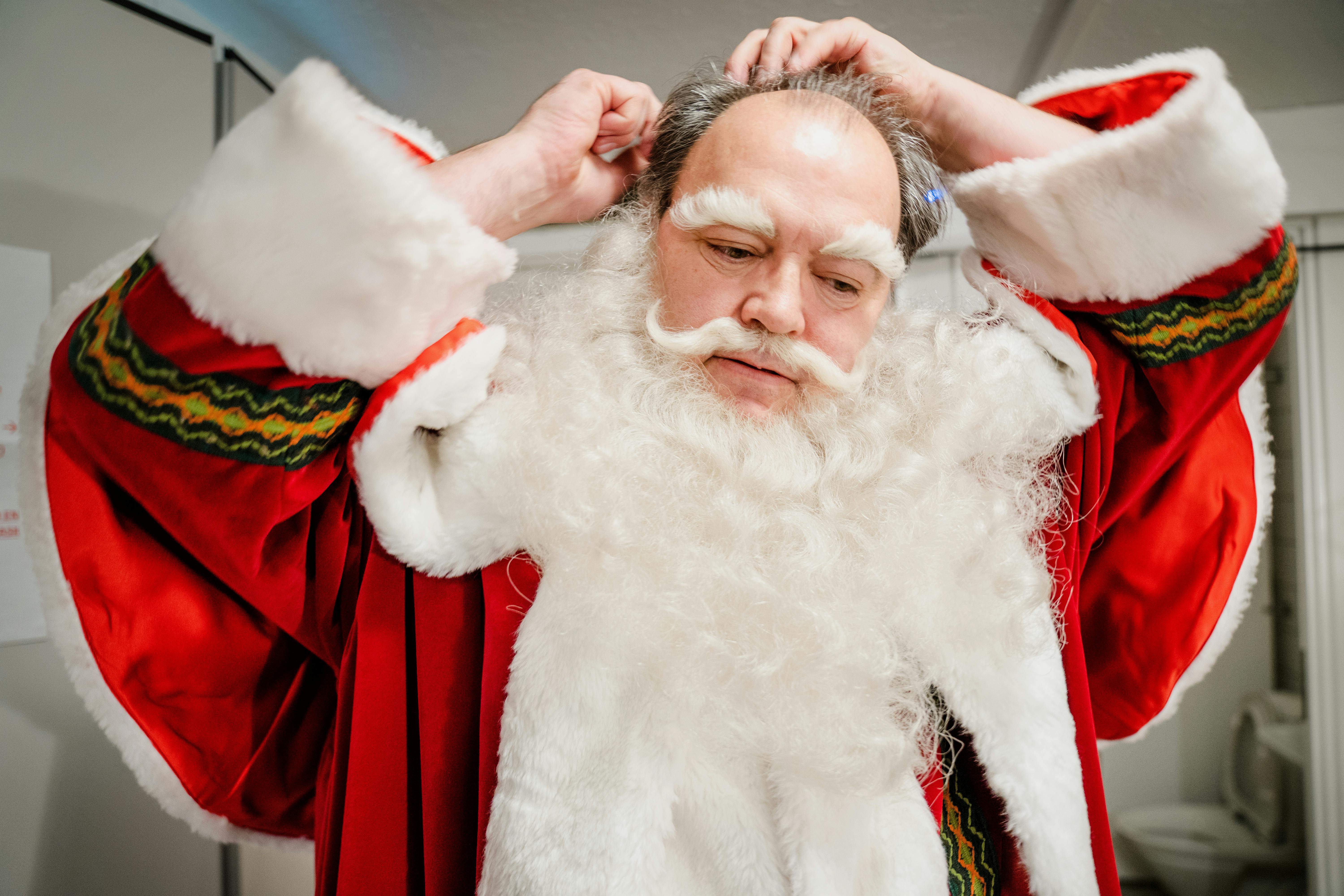 Skuespiller Heine Ankerdal er næsten færdig med transformationen til julemand i Tivoli.