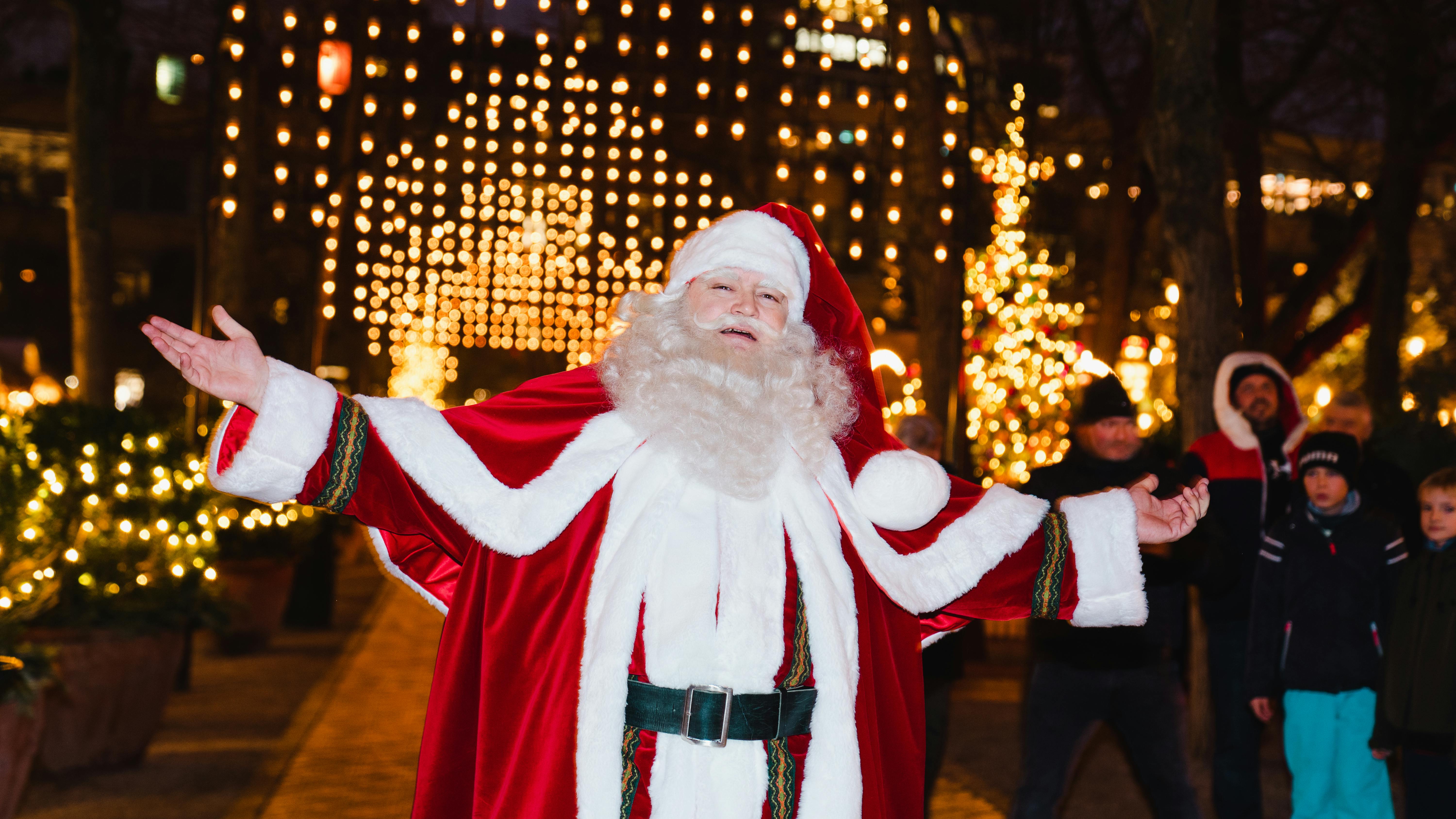 Størstedelen af tiden på Heine Ankerdals vagter som julemand i Tivoli går med at tale med børn om julegaveønsker. Men ældre, ensomme medborgere kigger også forbi til en snak.
