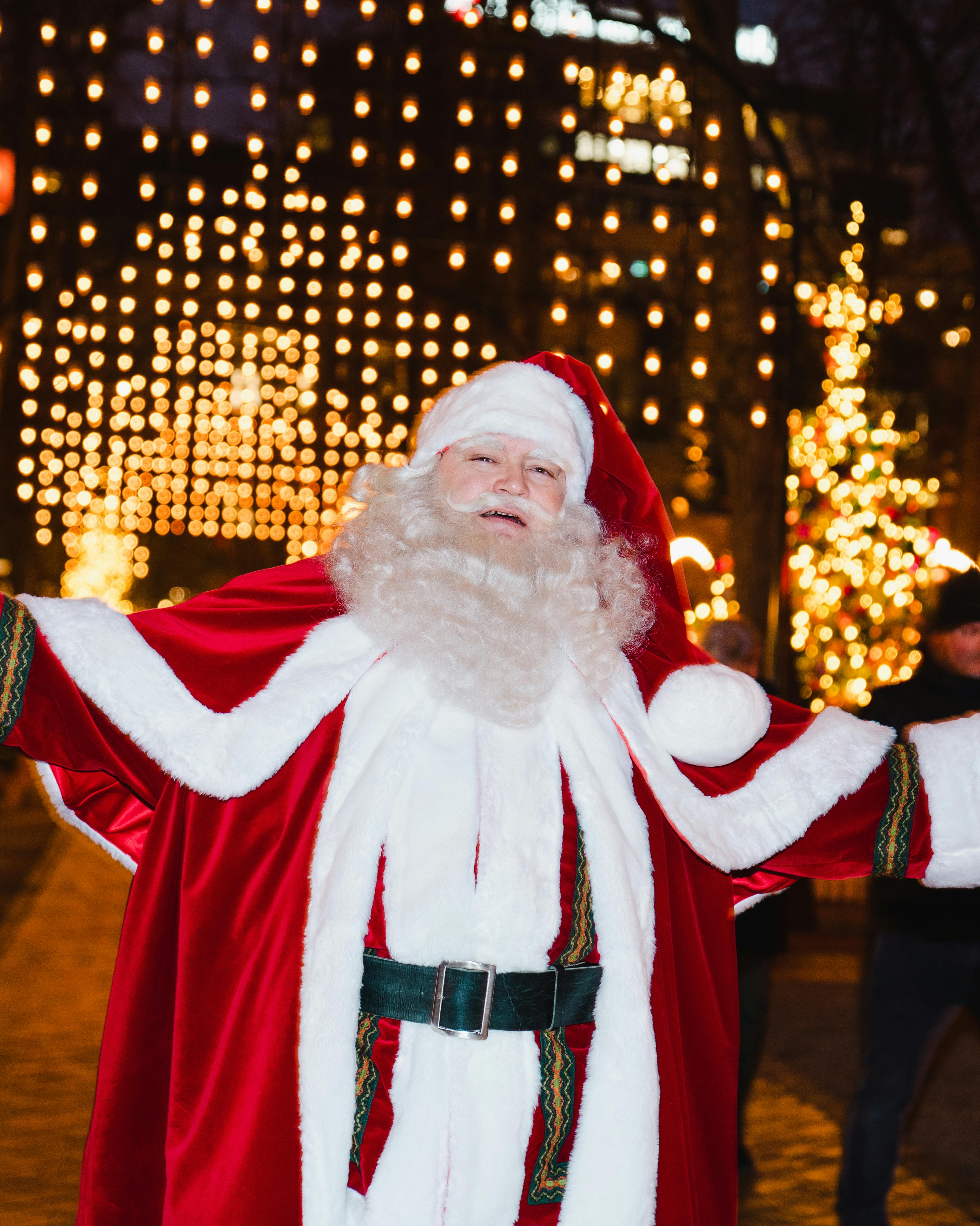Størstedelen af tiden på Heine Ankerdals vagter som julemand i Tivoli går med at tale med børn om julegaveønsker. Men ældre, ensomme medborgere kigger også forbi til en snak.