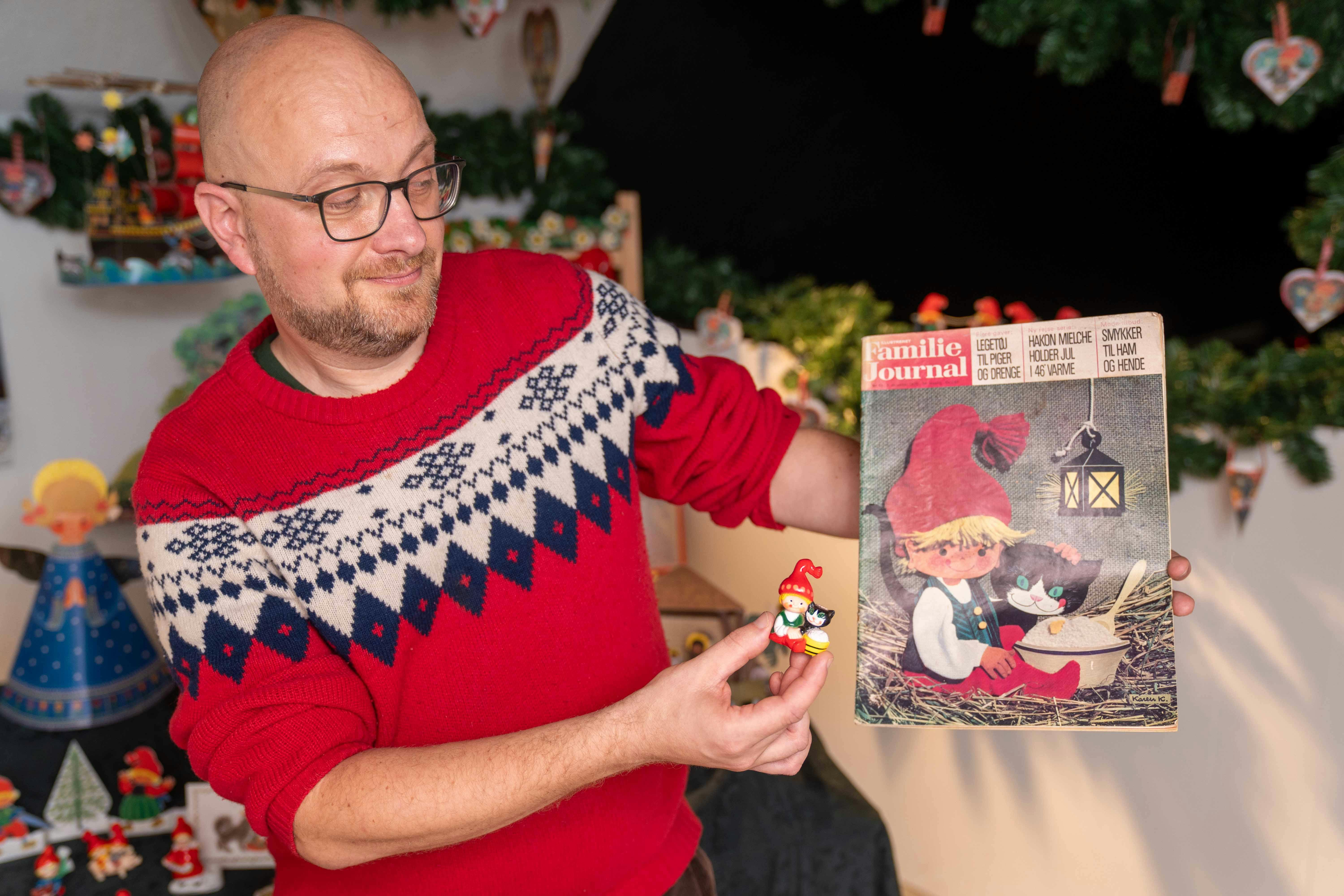 Som museumsinspektør Mikael Manøe Bjerregaard her viser, er det let at se sammenhængen mellem Karen K.-plasticfigurerne og kunstnerens julerier i gamle udgaver af Familie Journal