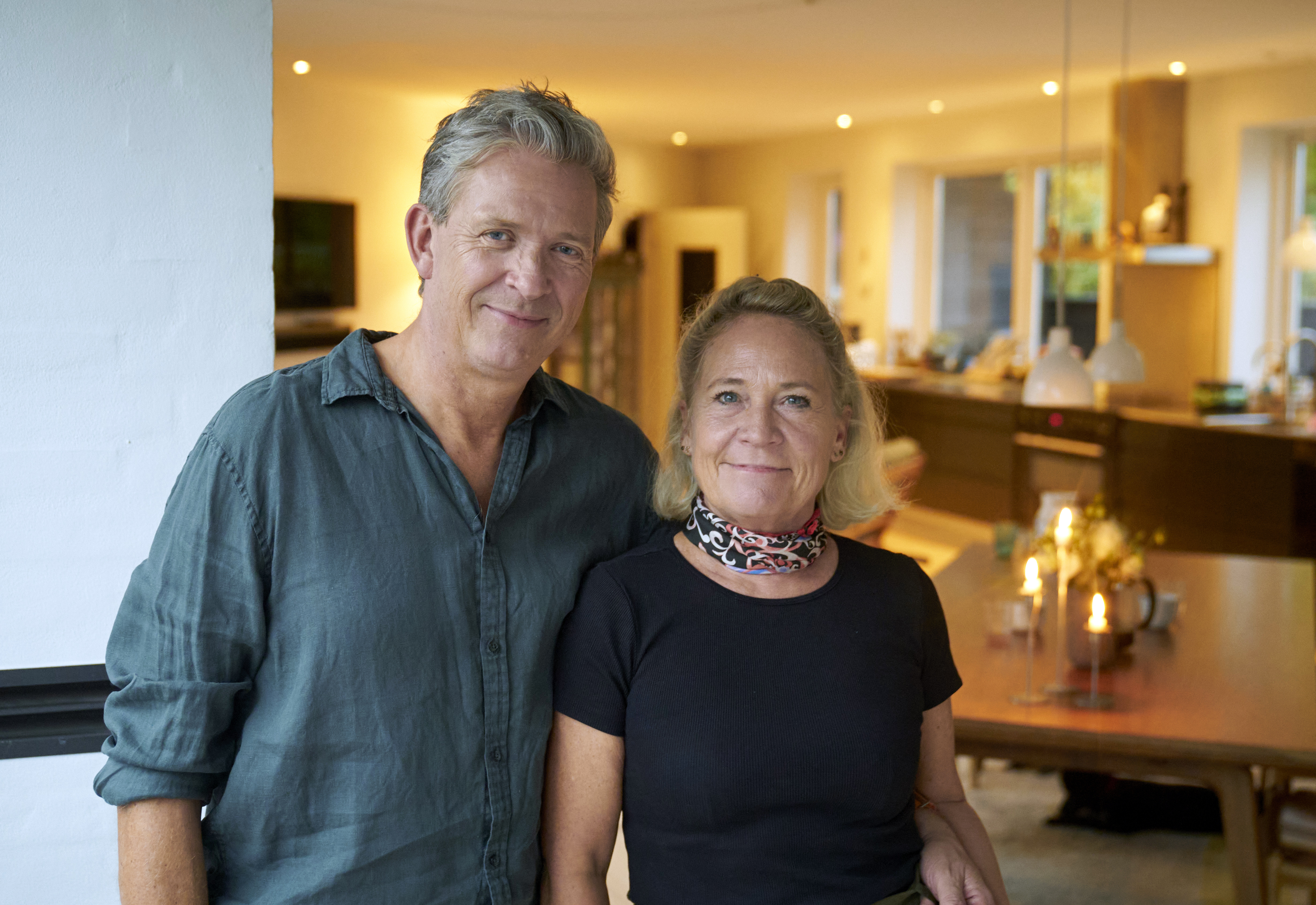 – 2. juledag er vores hjem altid ramme om en stor julefrokost. Vi bliver omkring 30 personer inklusive et par gamle venner, der nærmest hører til familien, fortæller ægteparret og det nybagte forfatterpar Anders og Marina Blichfeldt.