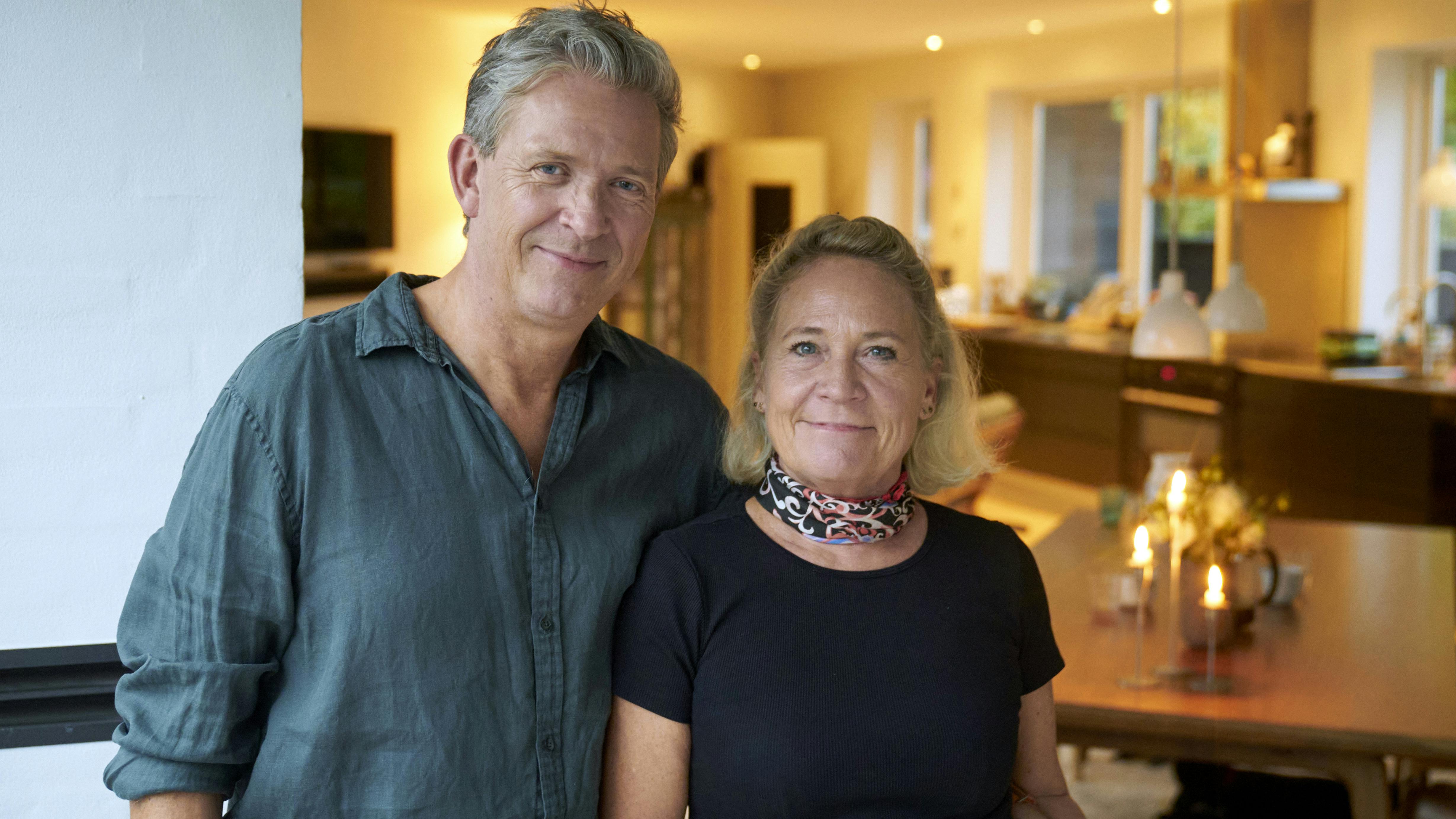 – 2. juledag er vores hjem altid ramme om en stor julefrokost. Vi bliver omkring 30 personer inklusive et par gamle venner, der nærmest hører til familien, fortæller ægteparret og det nybagte forfatterpar Anders og Marina Blichfeldt.