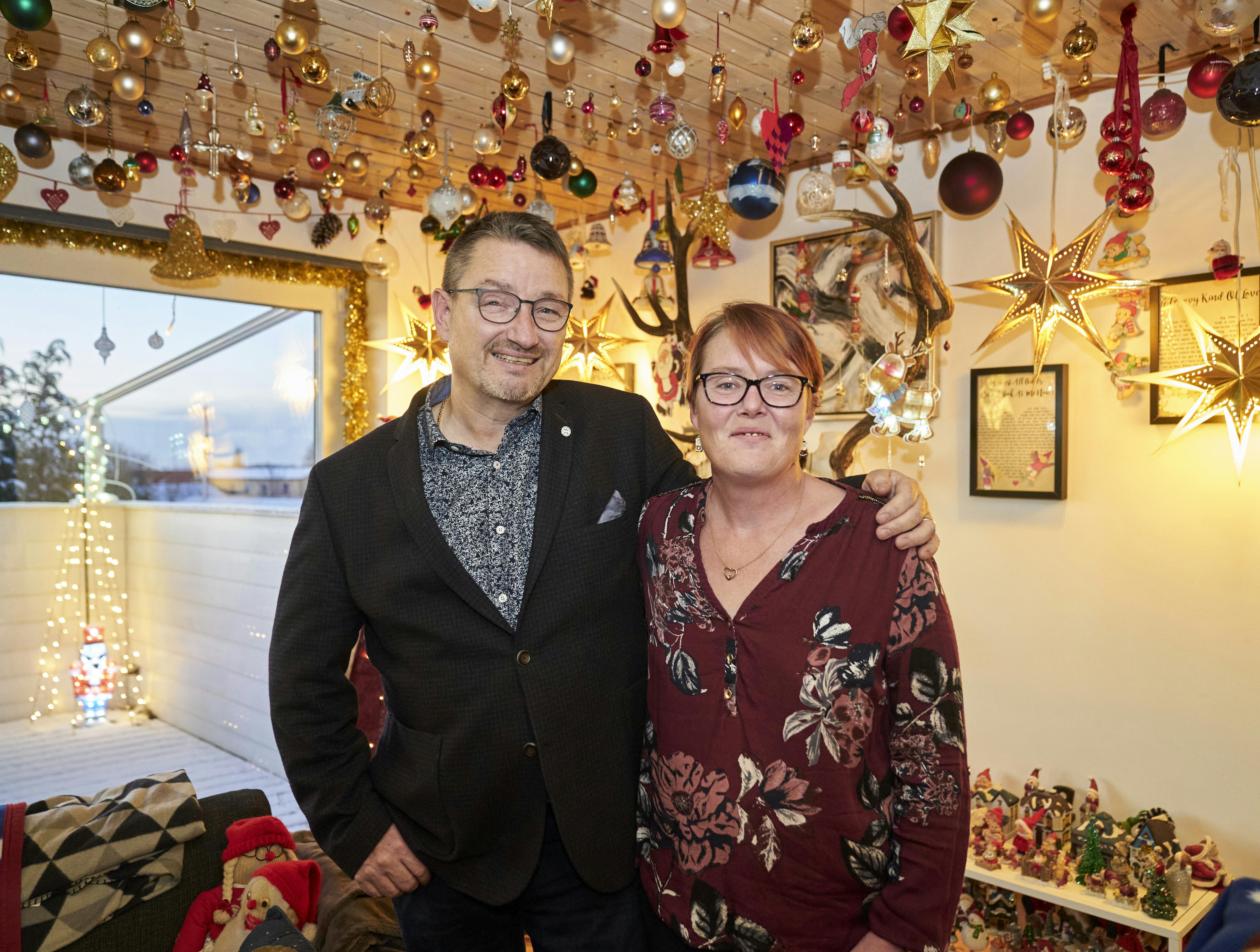Lene og Felex Pedersen fra Grevinge i Odsherred har et så julepyntet hjem og så mange julekugler, at selv Gertrud Sand ville have sagt stop for længst.