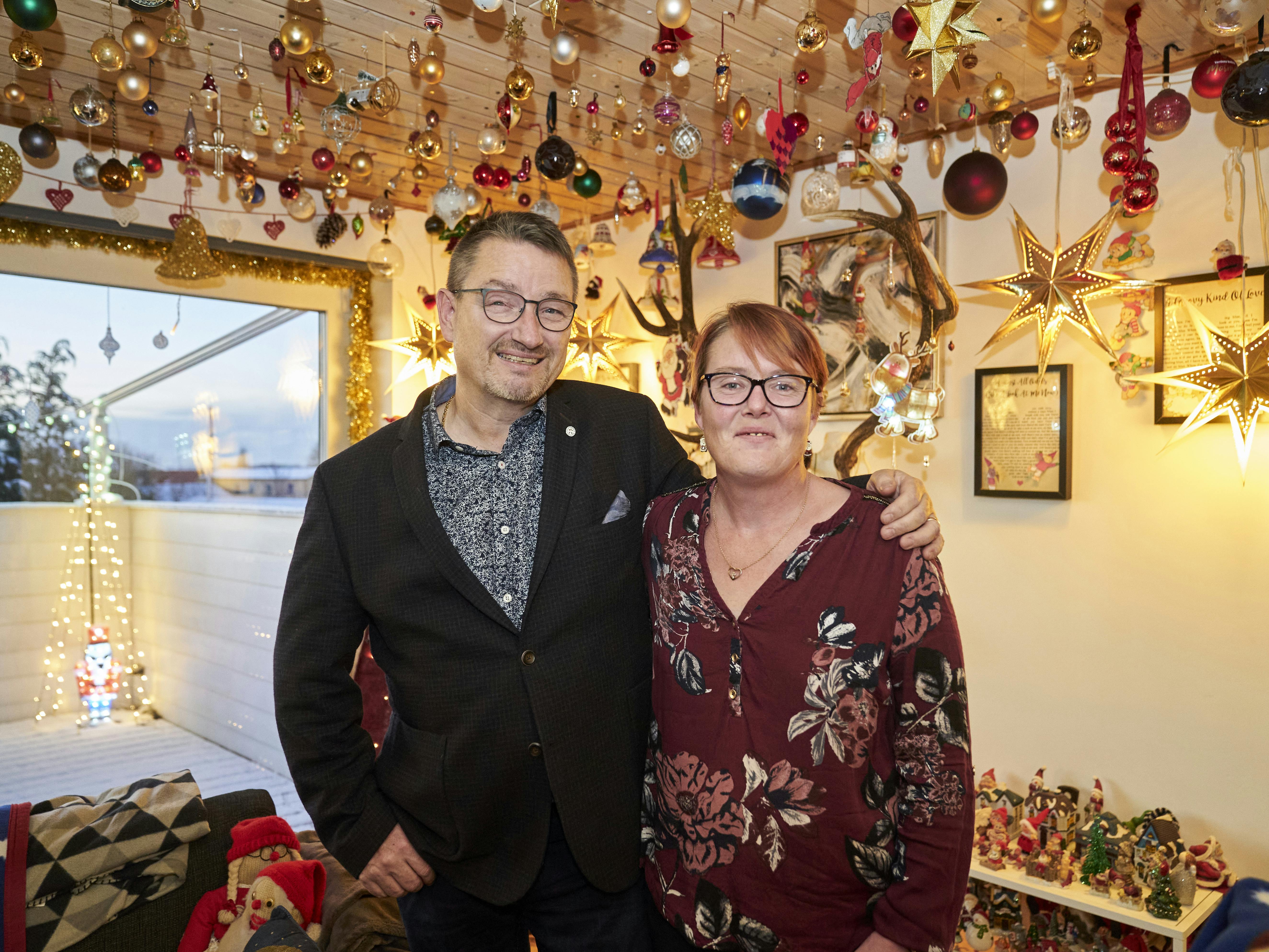 Lene og Felex Pedersen fra Grevinge i Odsherred har et så julepyntet hjem og så mange julekugler, at selv Gertrud Sand ville have sagt stop for længst.