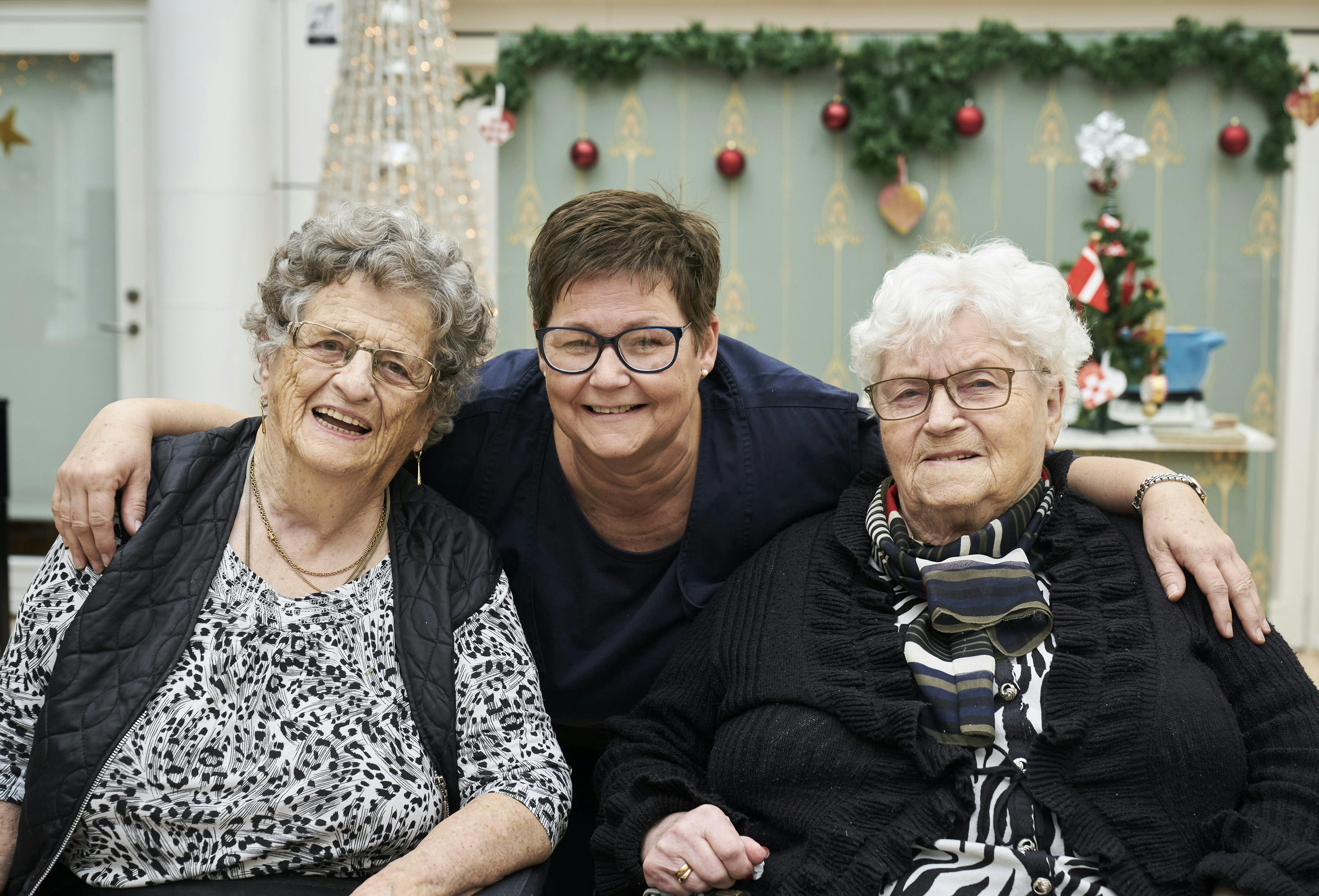 Beboerne Lissi Hansen og Argis Frøling Pedersen fra Skjulhøjgård har hygget sig under de 45 julede minutter med Teater V. Det samme har aktivitetsleder Charlotte Andersen.