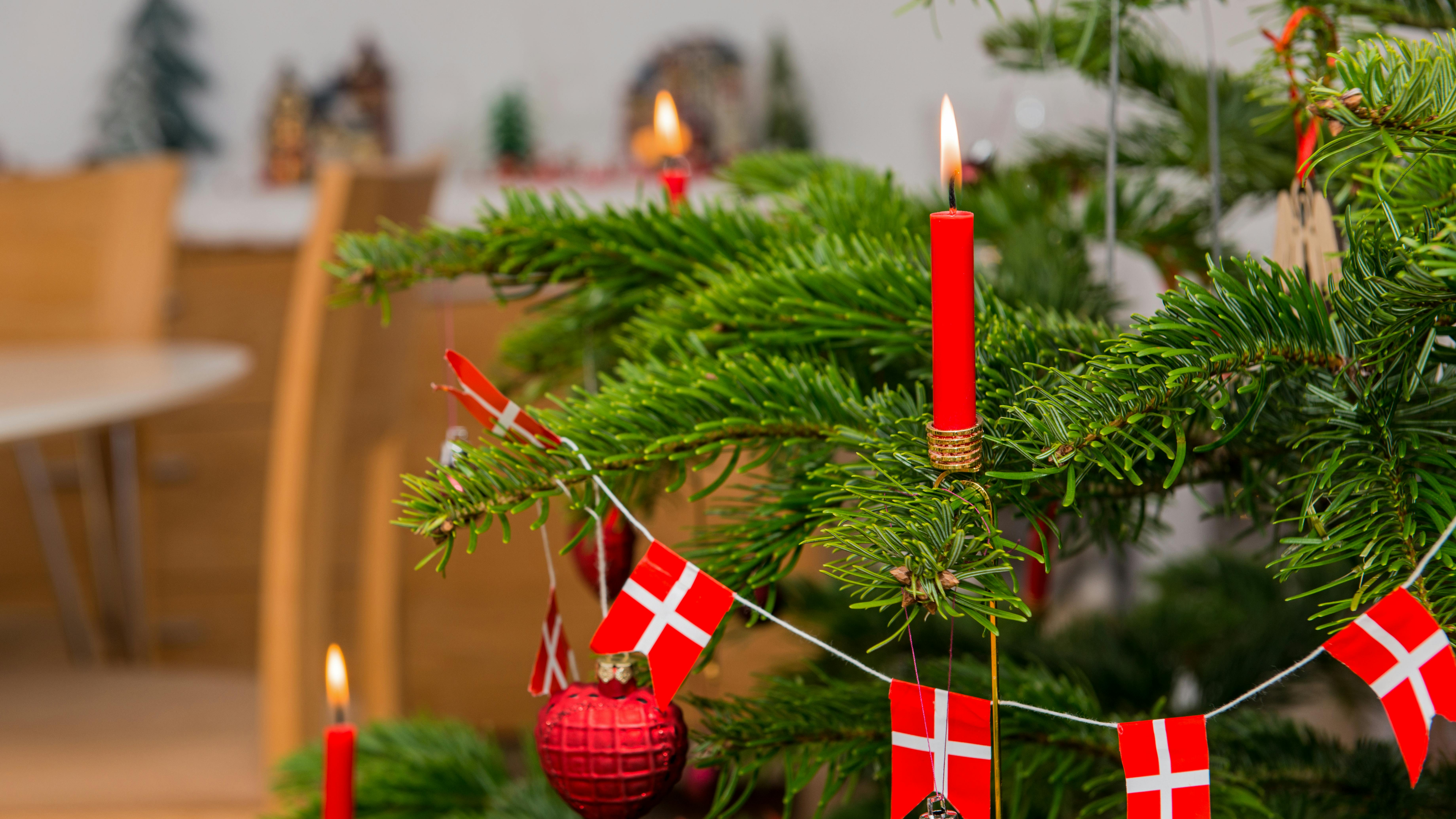 Juletræ med røde lys og danske flag.