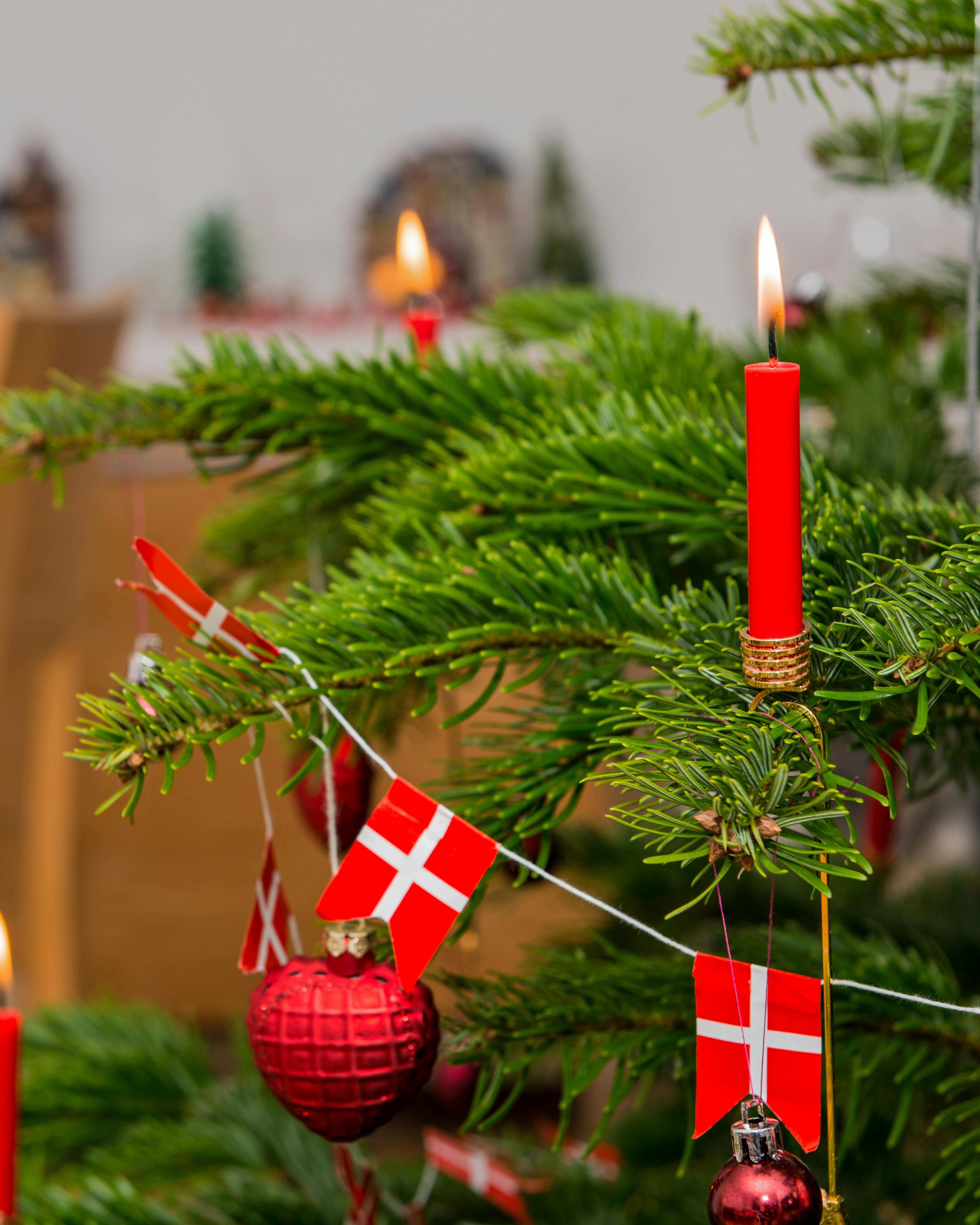Juletræ med røde lys og danske flag.