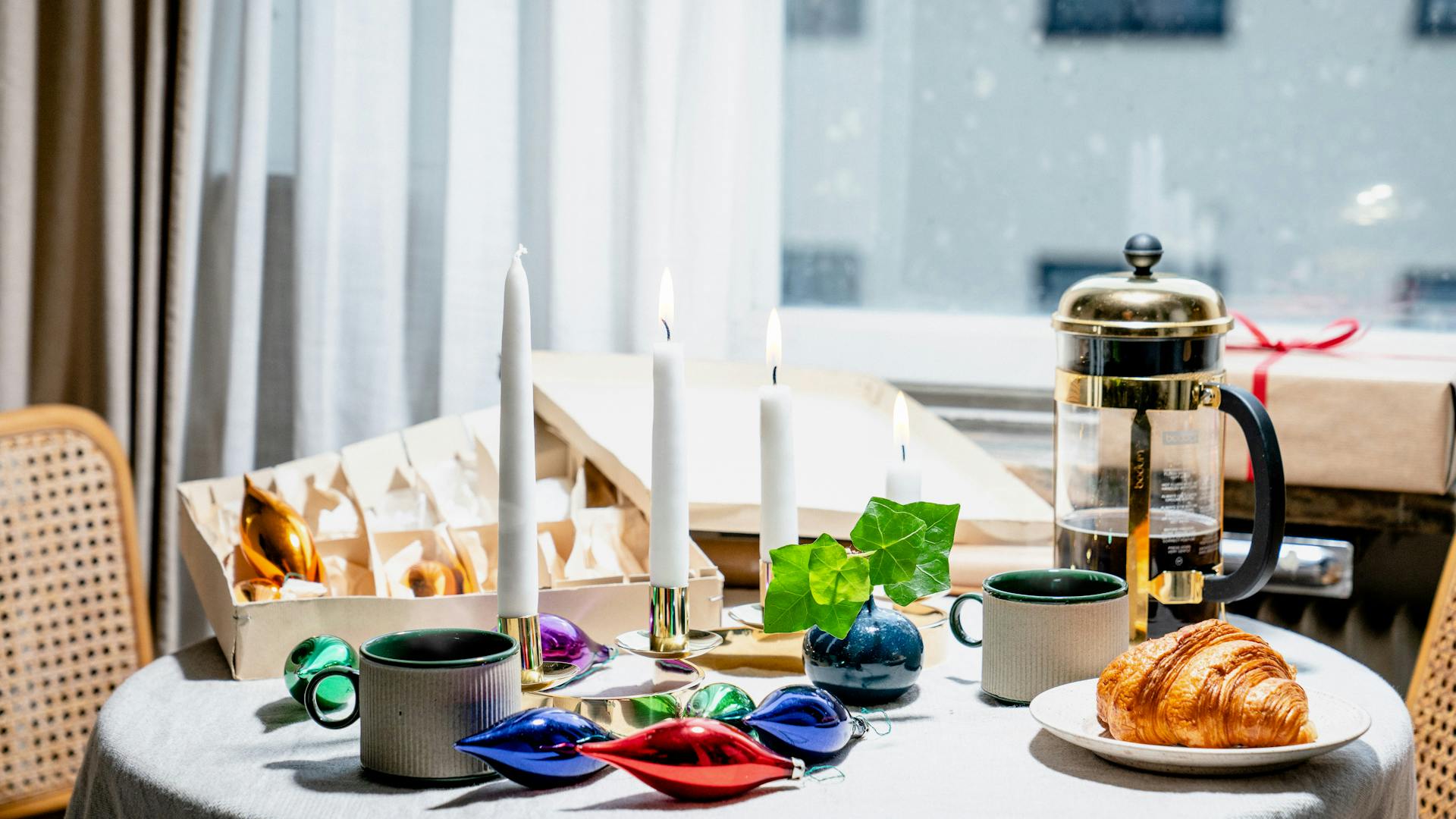 Sådan dækker du et smukt julebord af genbrugsguld