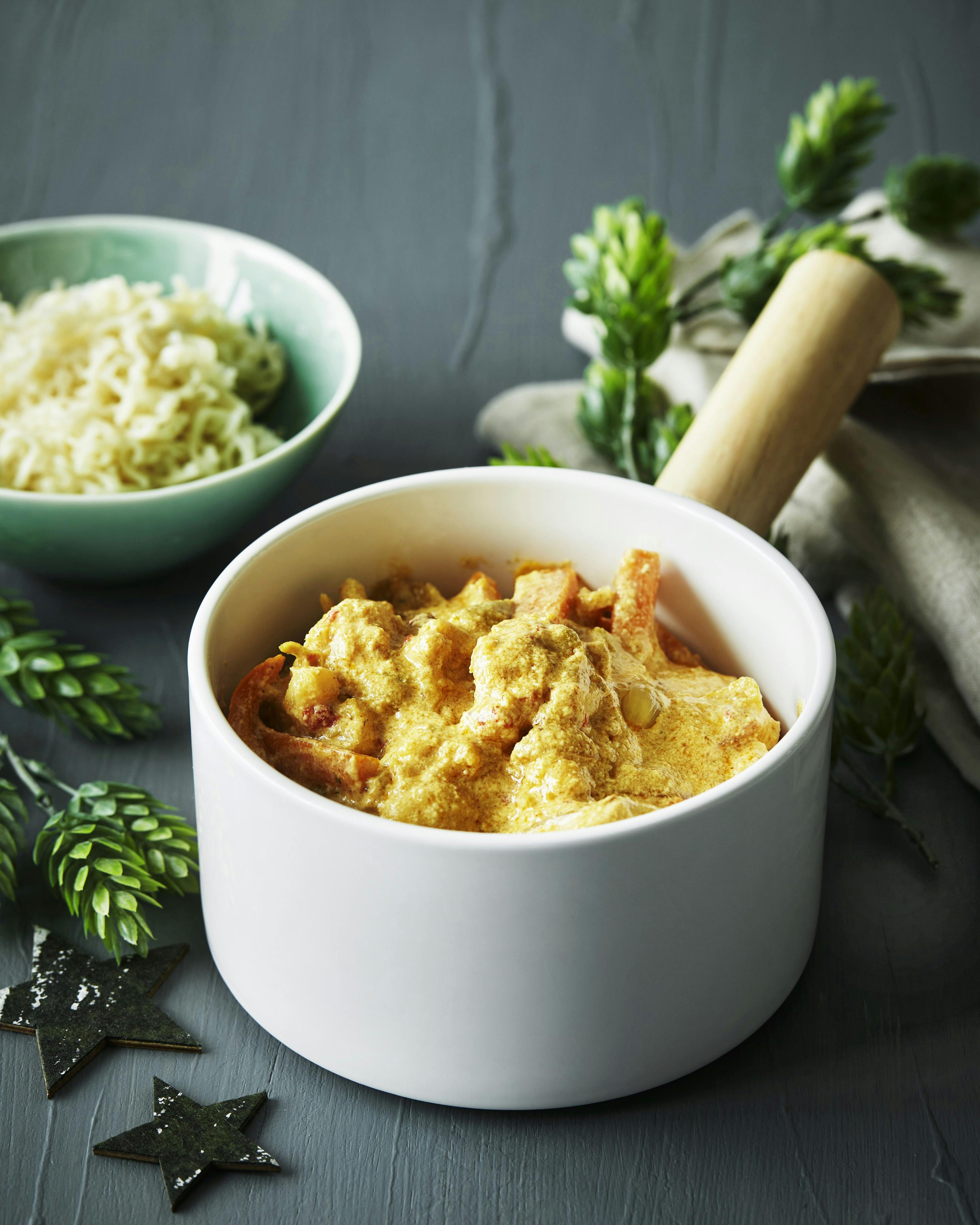 Hurtig kalkun i karry med chili og sprøde grøntsager