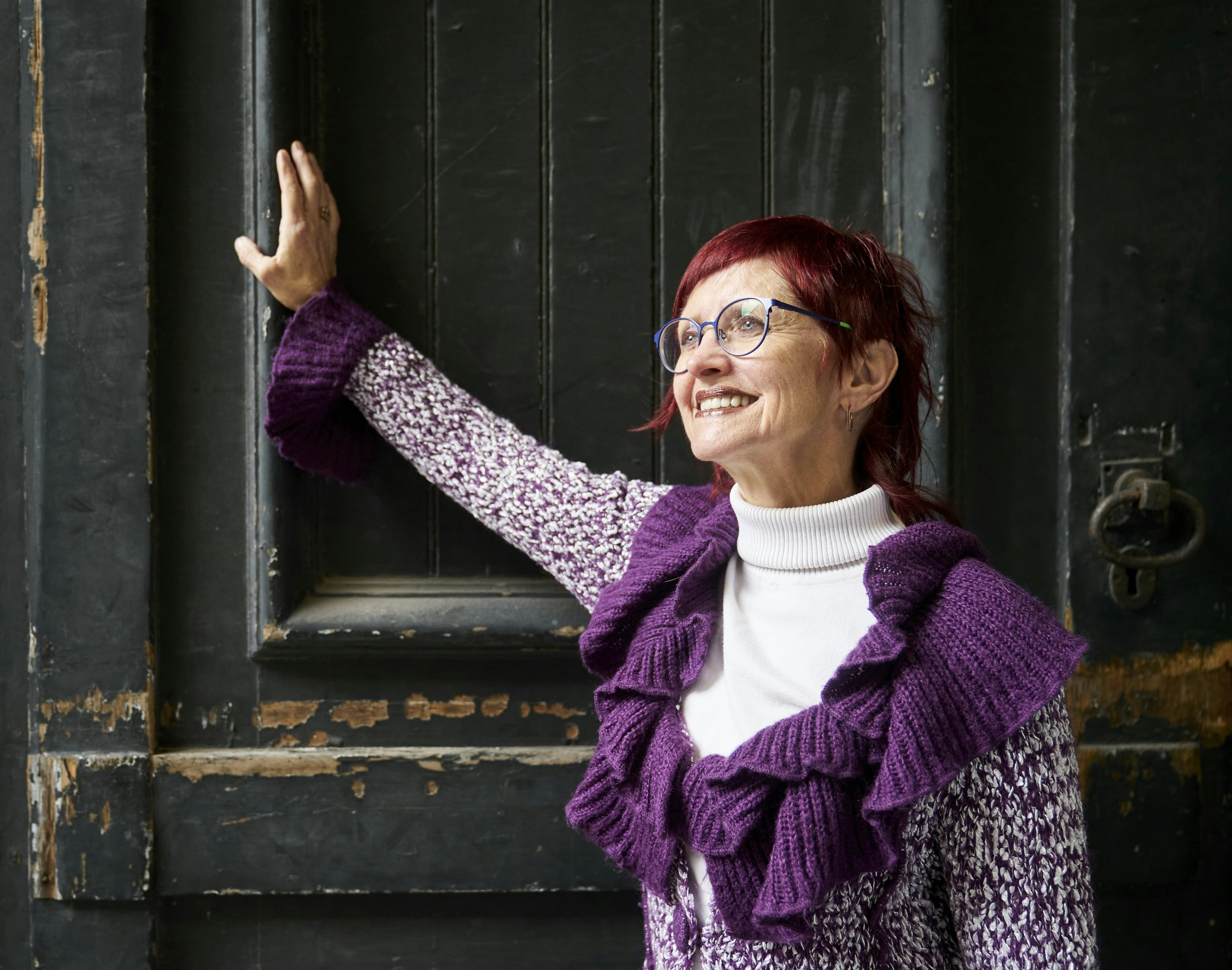 Skrigrødt hår og farverigt tøj. Sussie er aldrig kedelig at se på, og hun er altid et festfyrværkeri på scenen.