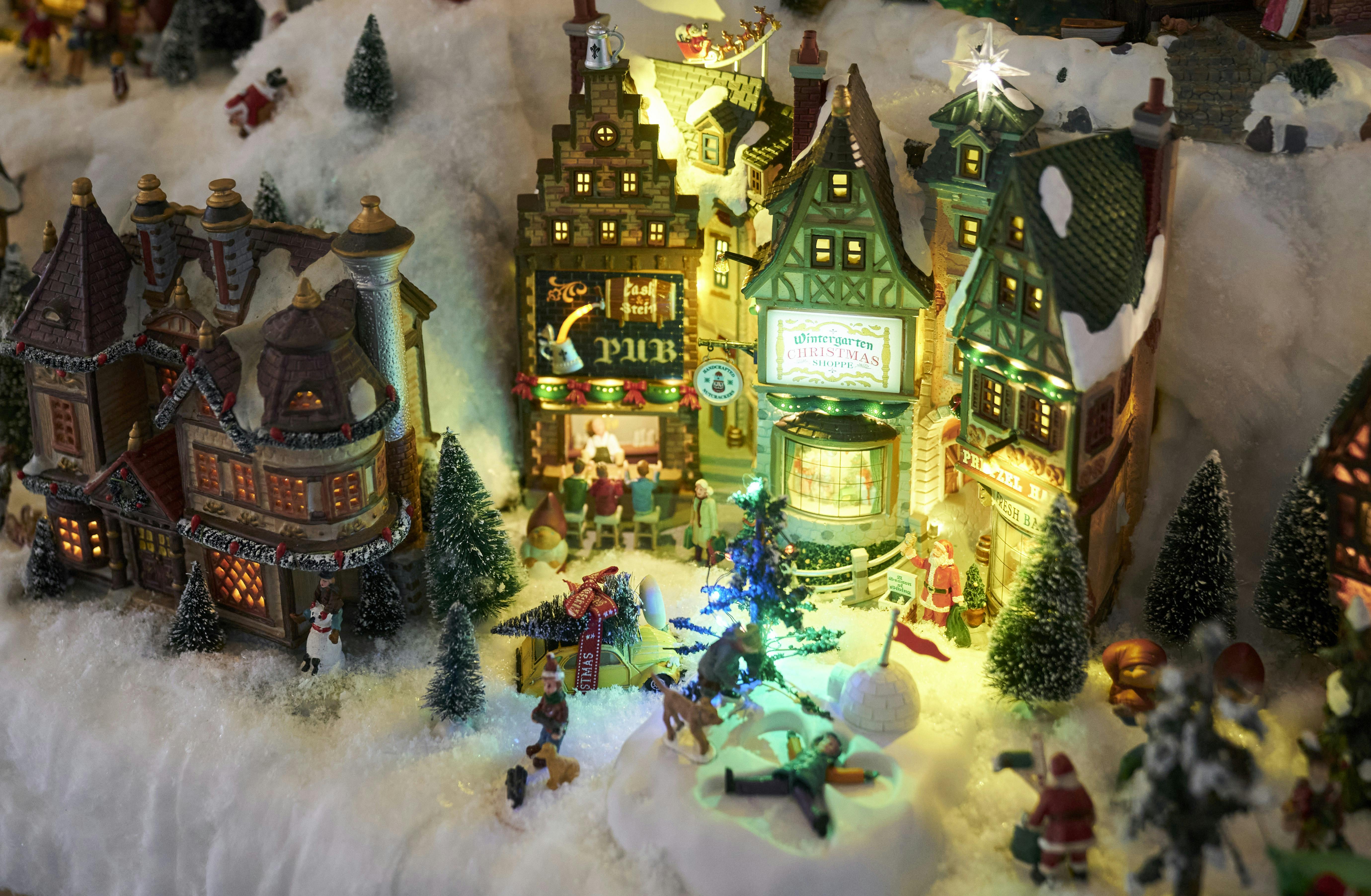 Hyggeligst er det, synes Berith, når det er tidligt morgen og mørkt udenfor, for så kommer nisselandskabets huse med lys i til deres ret. Fotograf: Søren Jul Lamberth