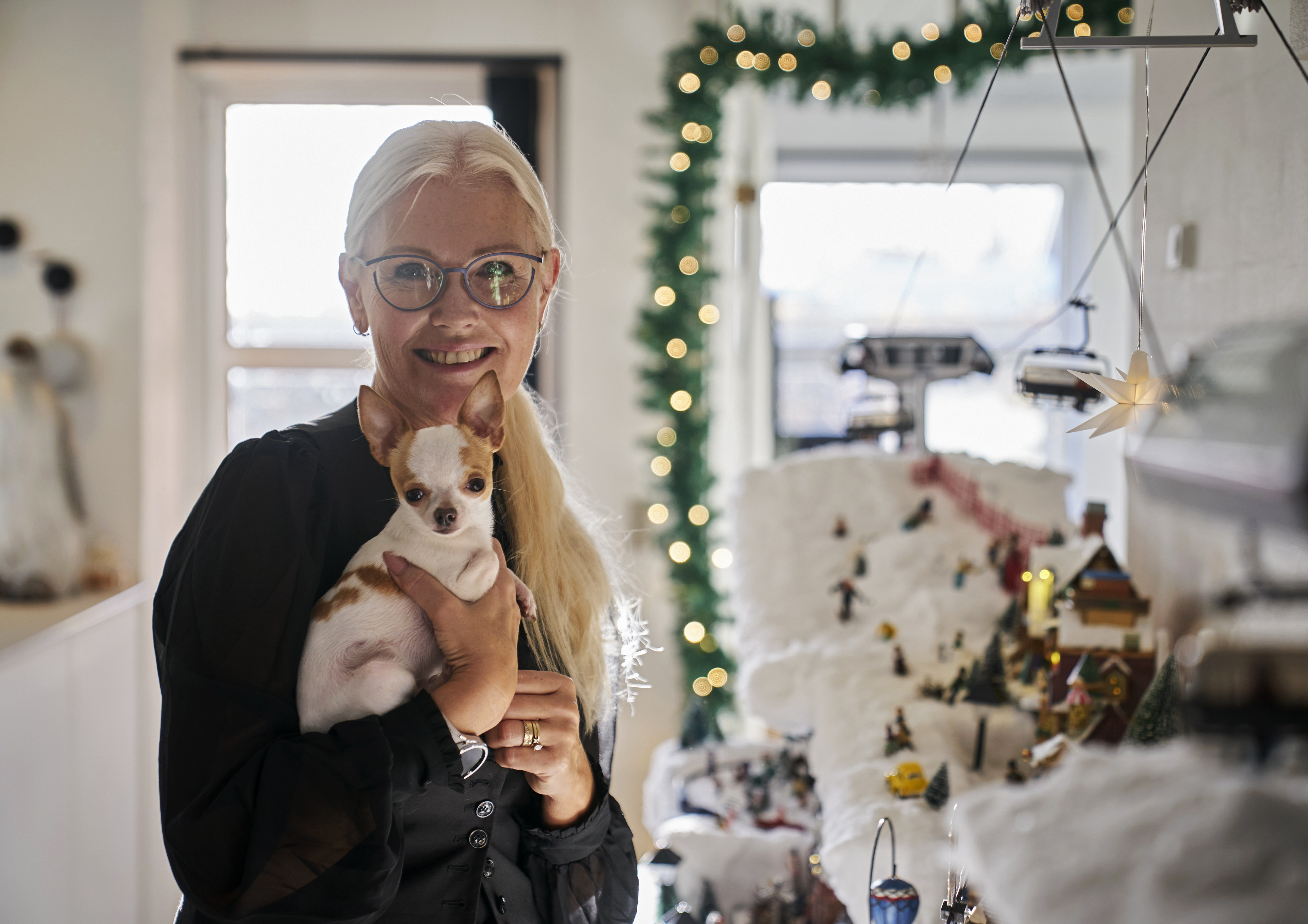 Berith Odde Majlandt har fascinationen af nisselandskaber med hjemmefra. Som barn byggede hun nisselandskaber med sin far, og i dag tæller hendes samling mere end 5000 dele. Fotograf: Søren Jul Lamberth