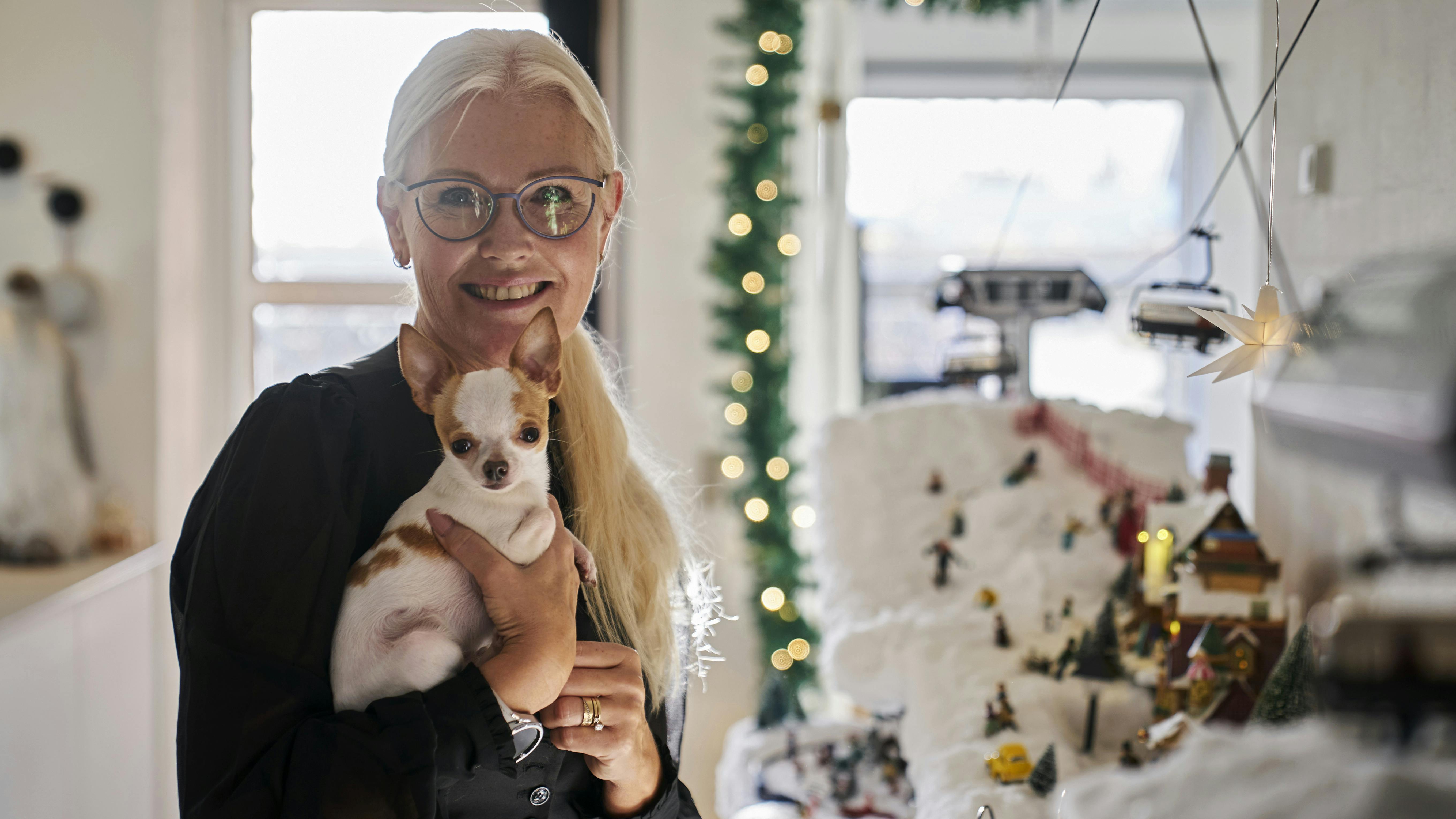 Berith Odde Majlandt har fascinationen af nisselandskaber med hjemmefra. Som barn byggede hun nisselandskaber med sin far, og i dag tæller hendes samling mere end 5000 dele. Fotograf: Søren Jul Lamberth