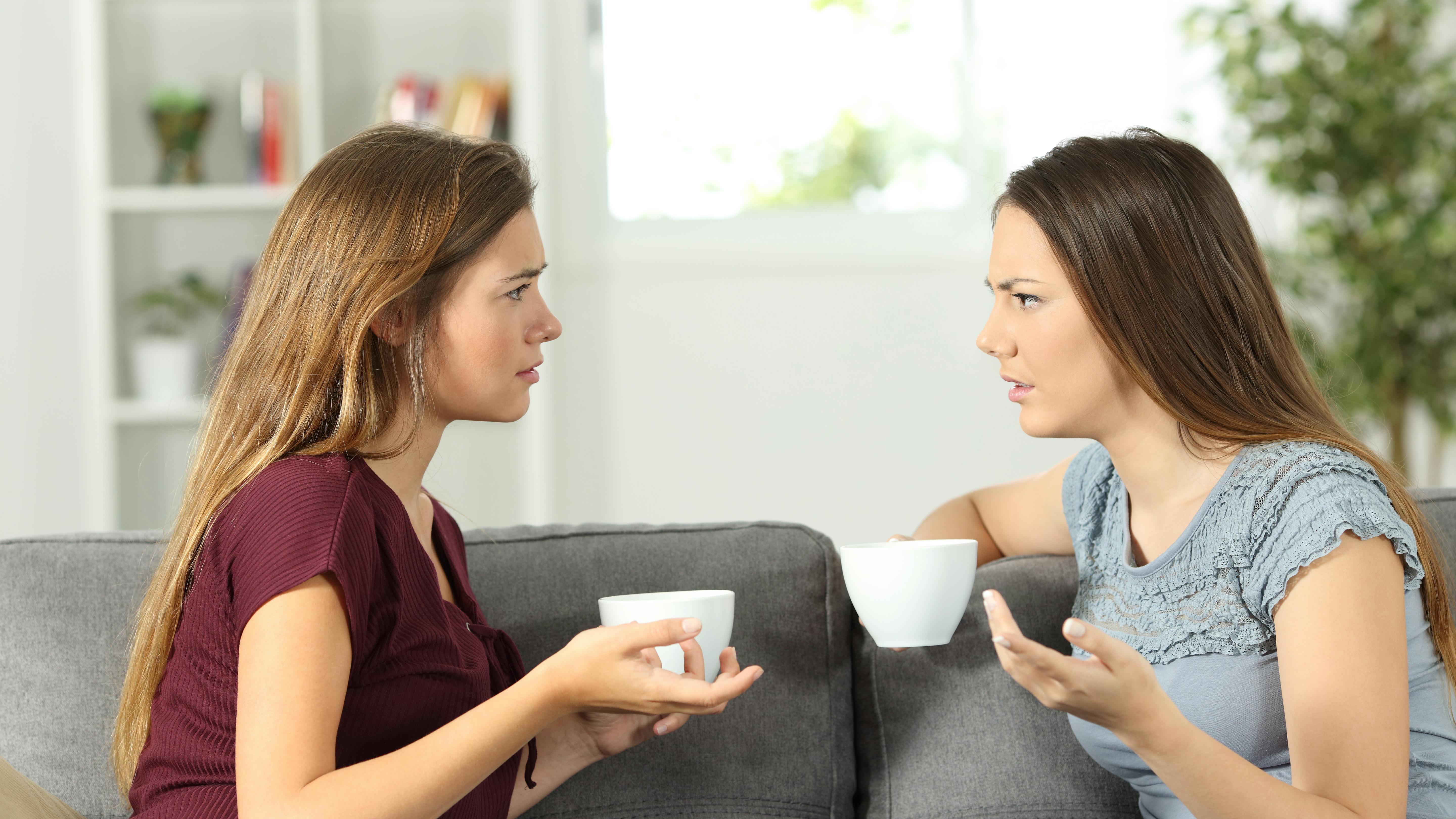 To piger skændes i en sofa