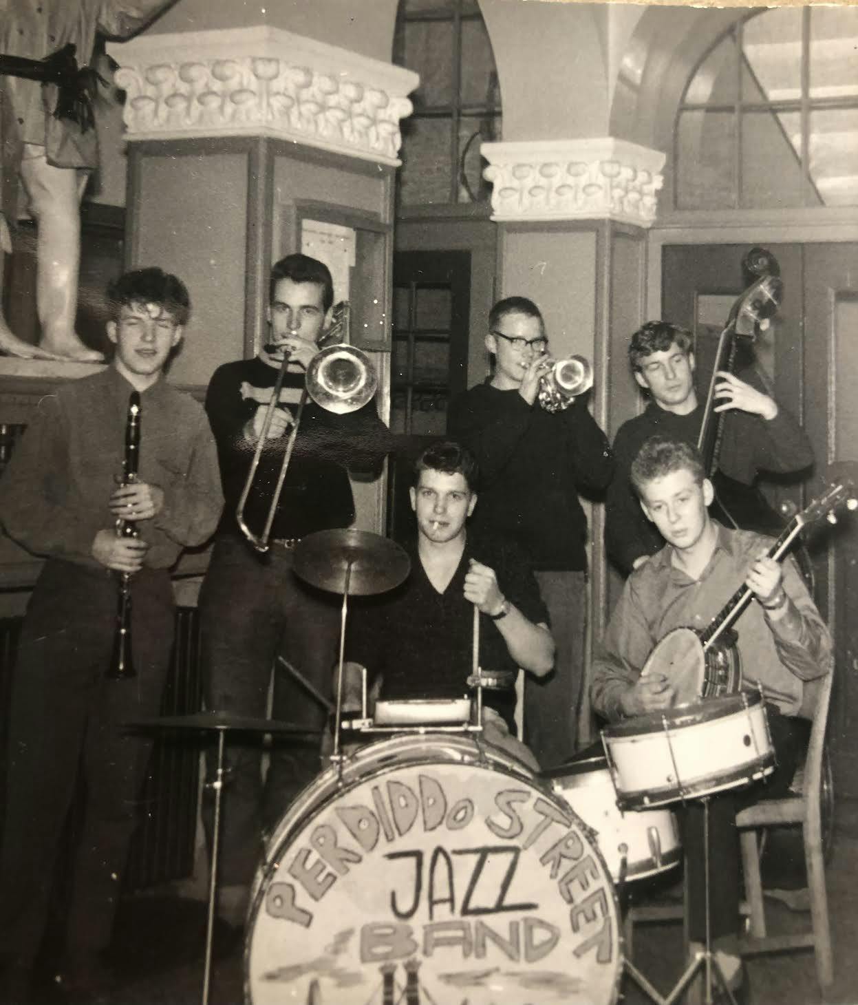 Perdido Street Jazz Band med en ung Leif Sylvester Petersen på trommer og Bjarne Bøgesø Rasmussen, der siden blev kendt som visesangeren Cæsar, på bas.