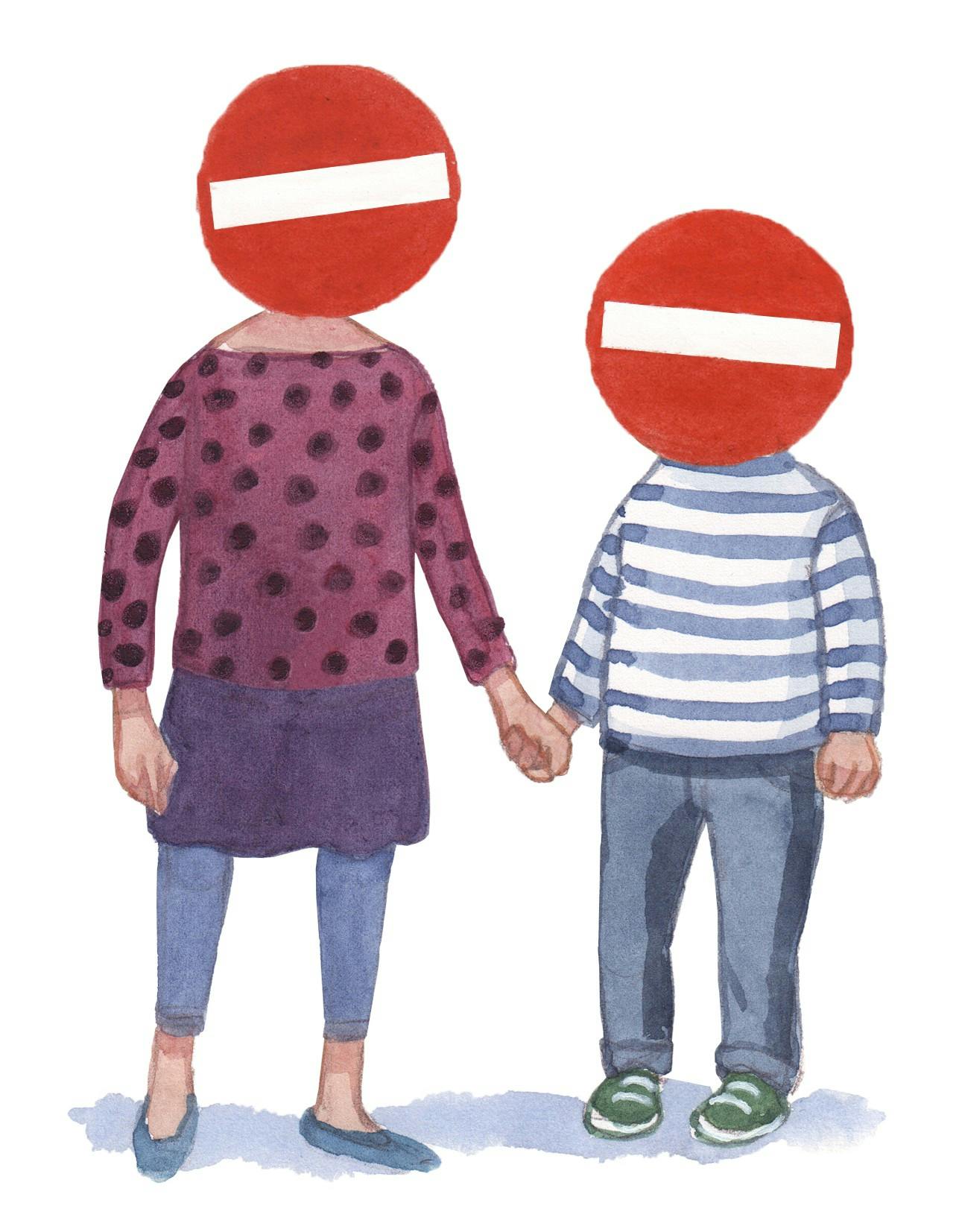 Kvinde holder et barn i hånden