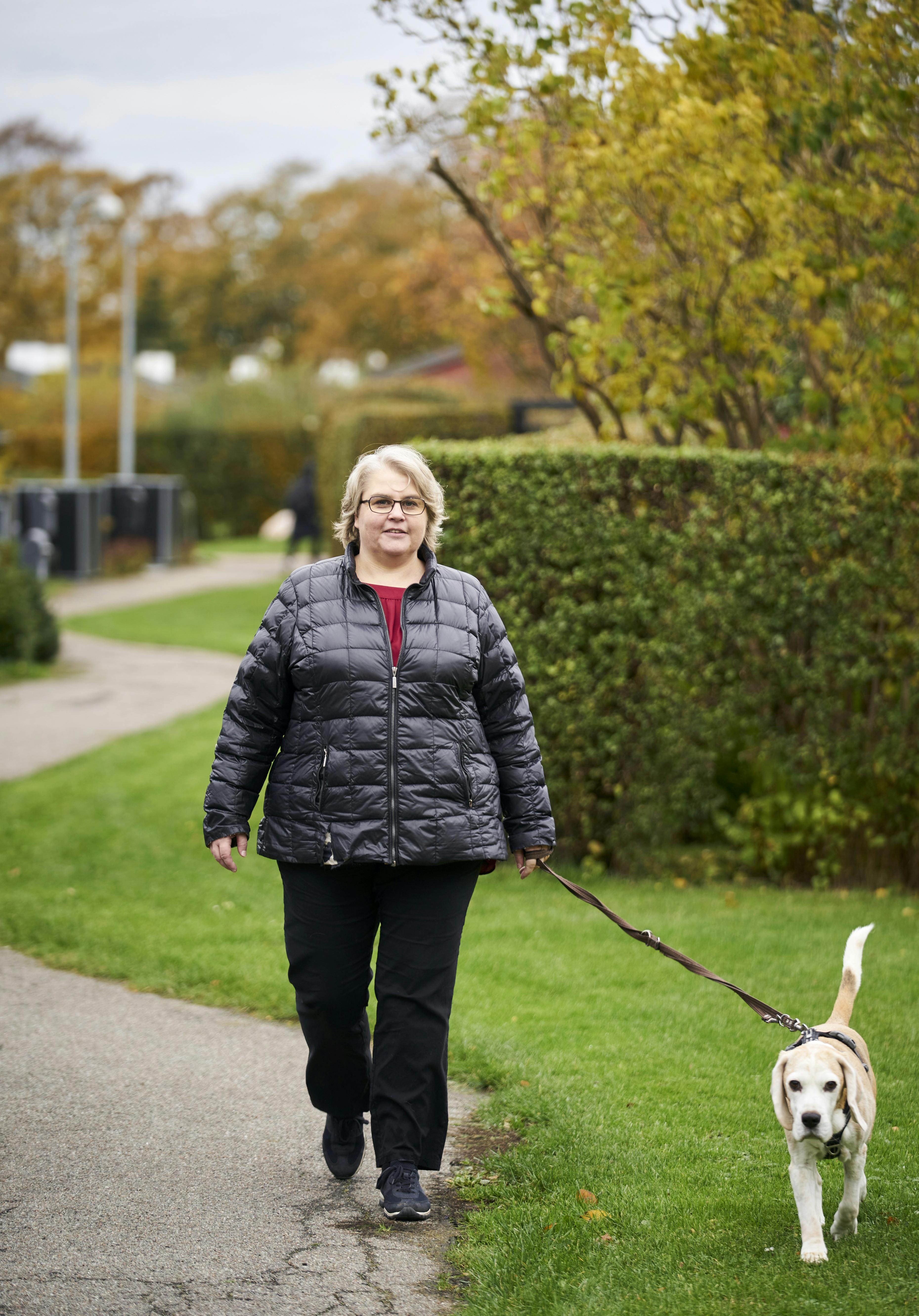 Maria går gerne med Charlie, men hun har stadig til gode at finde den motionsform, hun vil nyde. Men det haster ikke.
