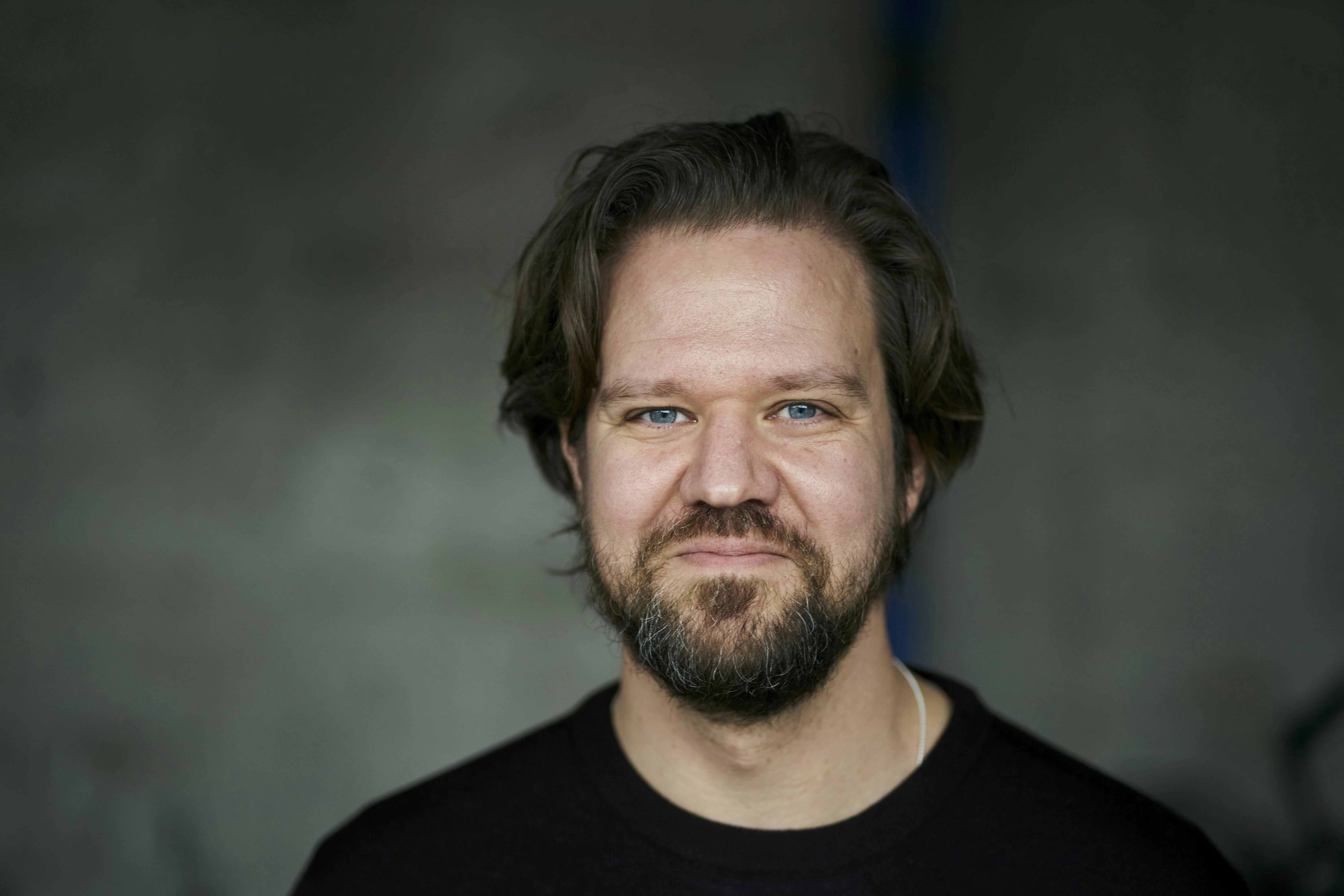 Thomas Warbergs nye onemanshow, ”Du har det ikke fra mig”, kan opleves i 32 byer rundt omkring i Danmark. 
