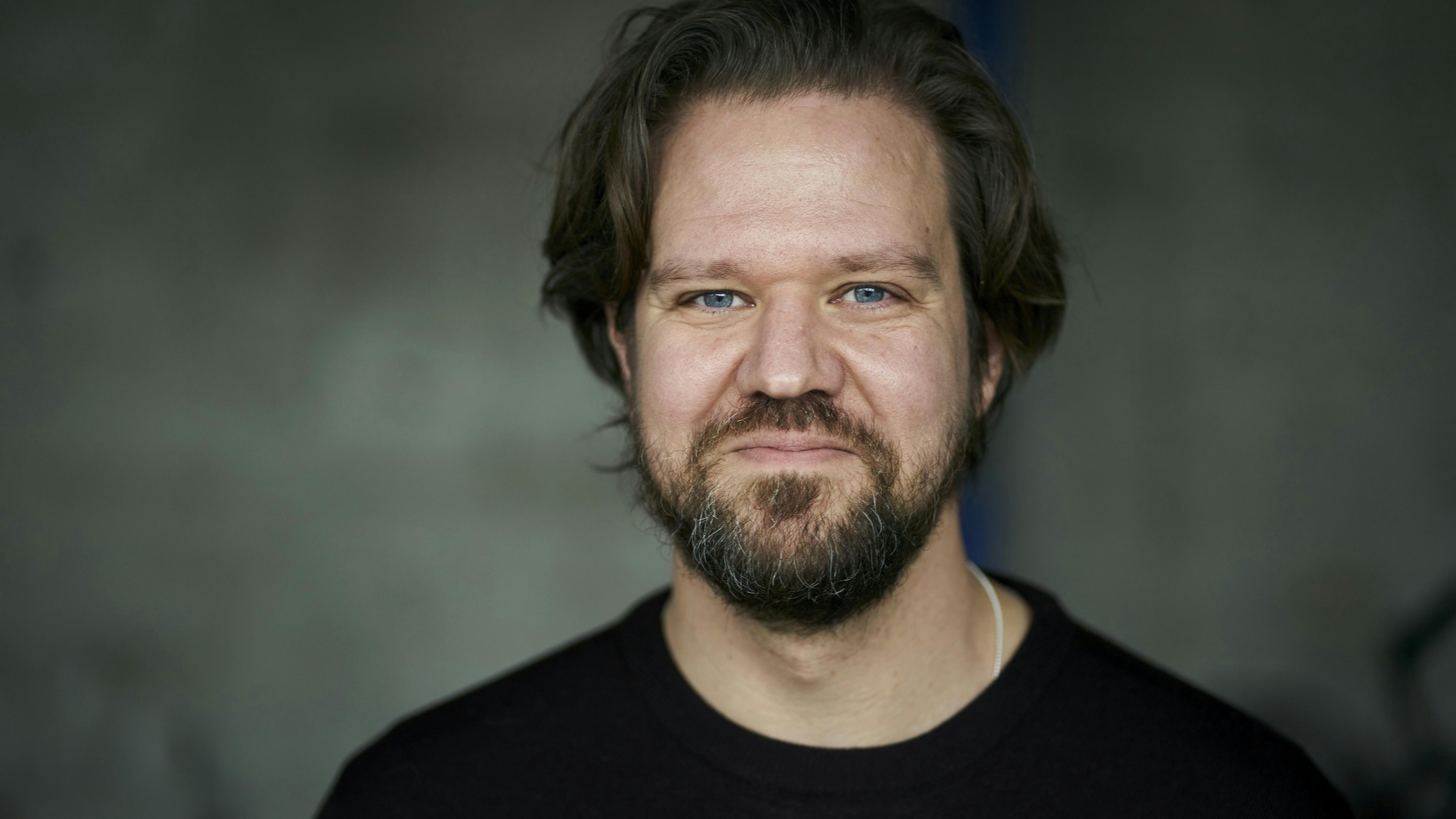 Thomas Warbergs nye onemanshow, ”Du har det ikke fra mig”, kan opleves i 32 byer rundt omkring i Danmark.