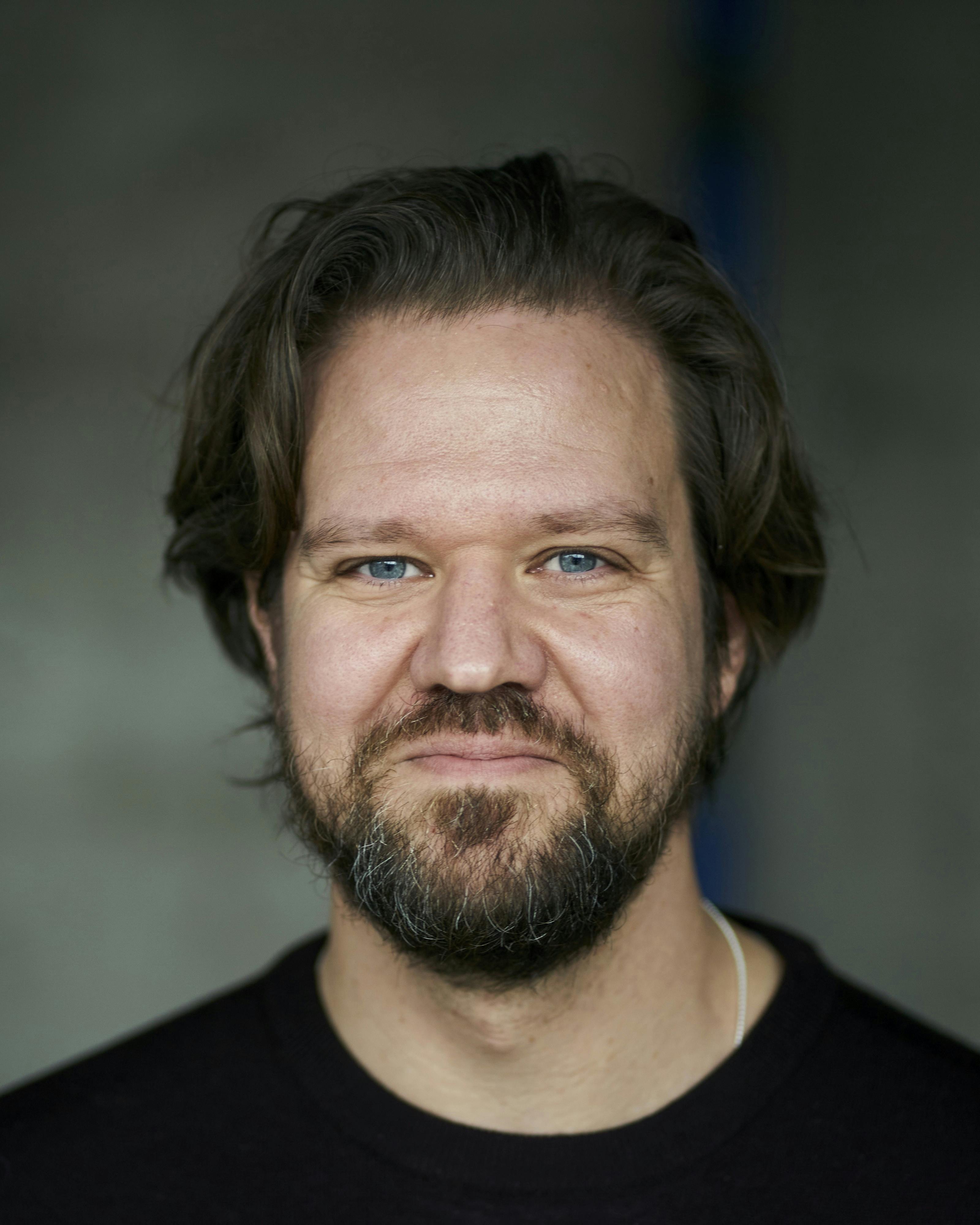 Thomas Warbergs nye onemanshow, ”Du har det ikke fra mig”, kan opleves i 32 byer rundt omkring i Danmark.