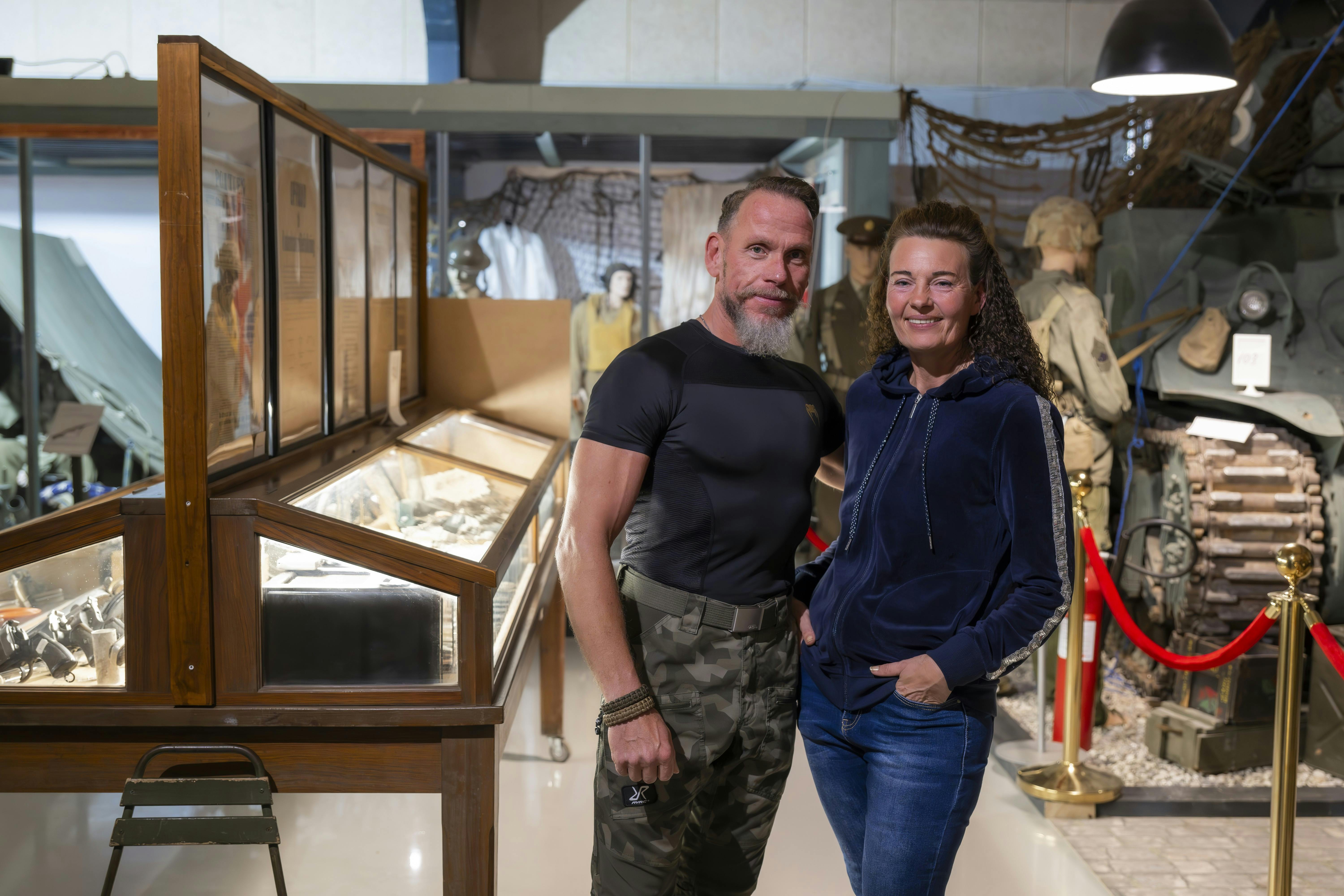 Peter og Signe står i udstillingen på Egholm Museum