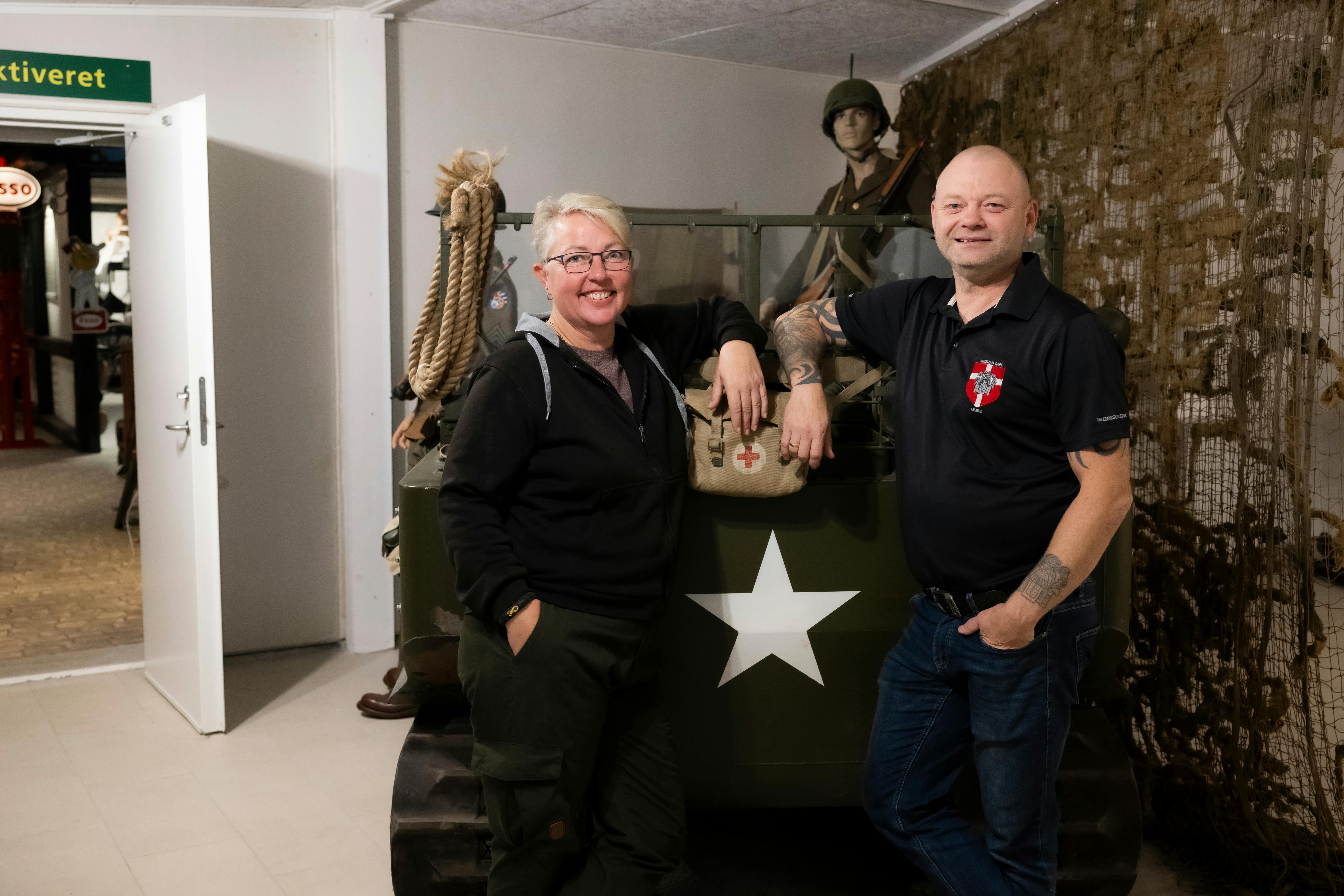 Carina og Henrik står foran en tank