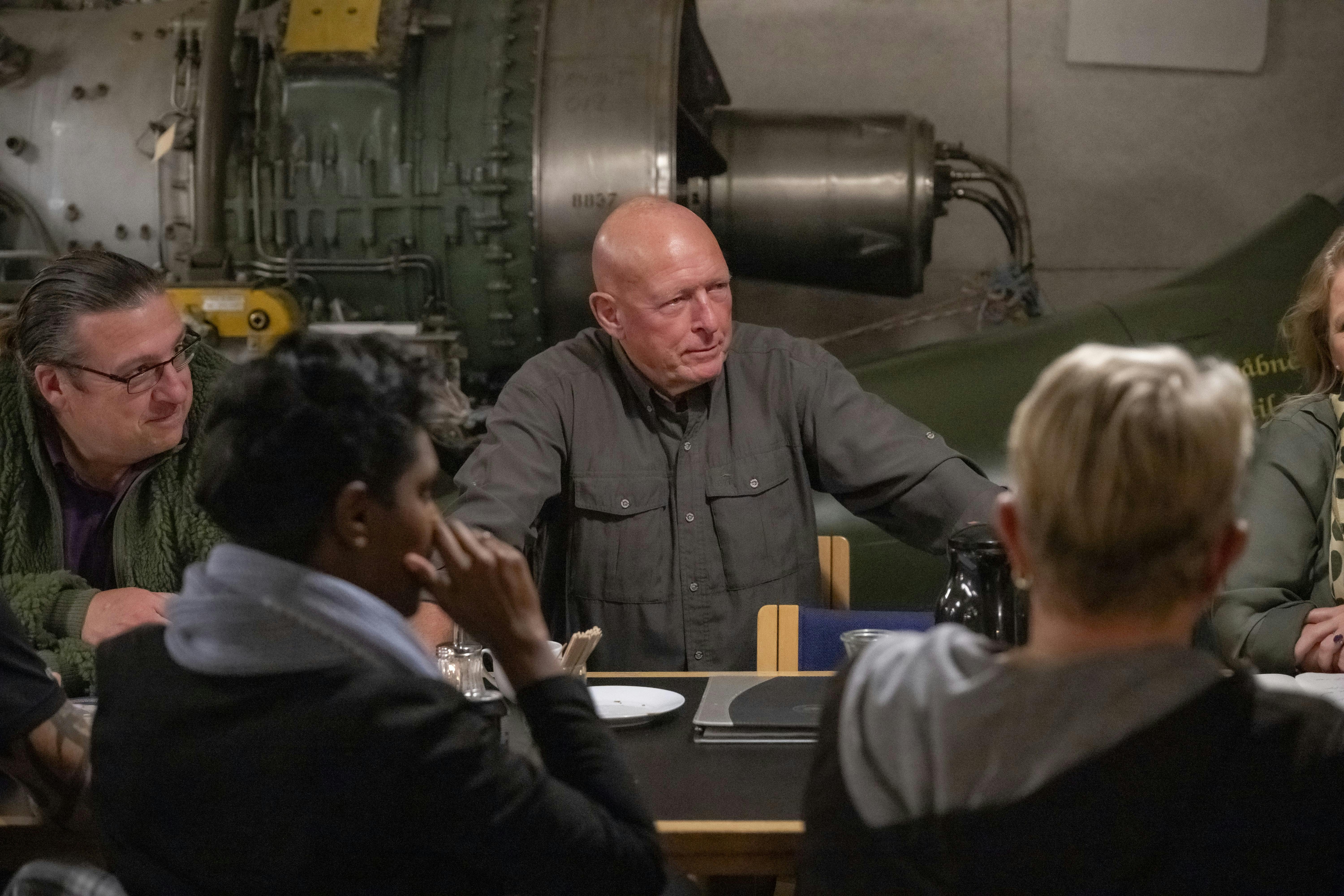 En veteran sidder og snakker ved bordet