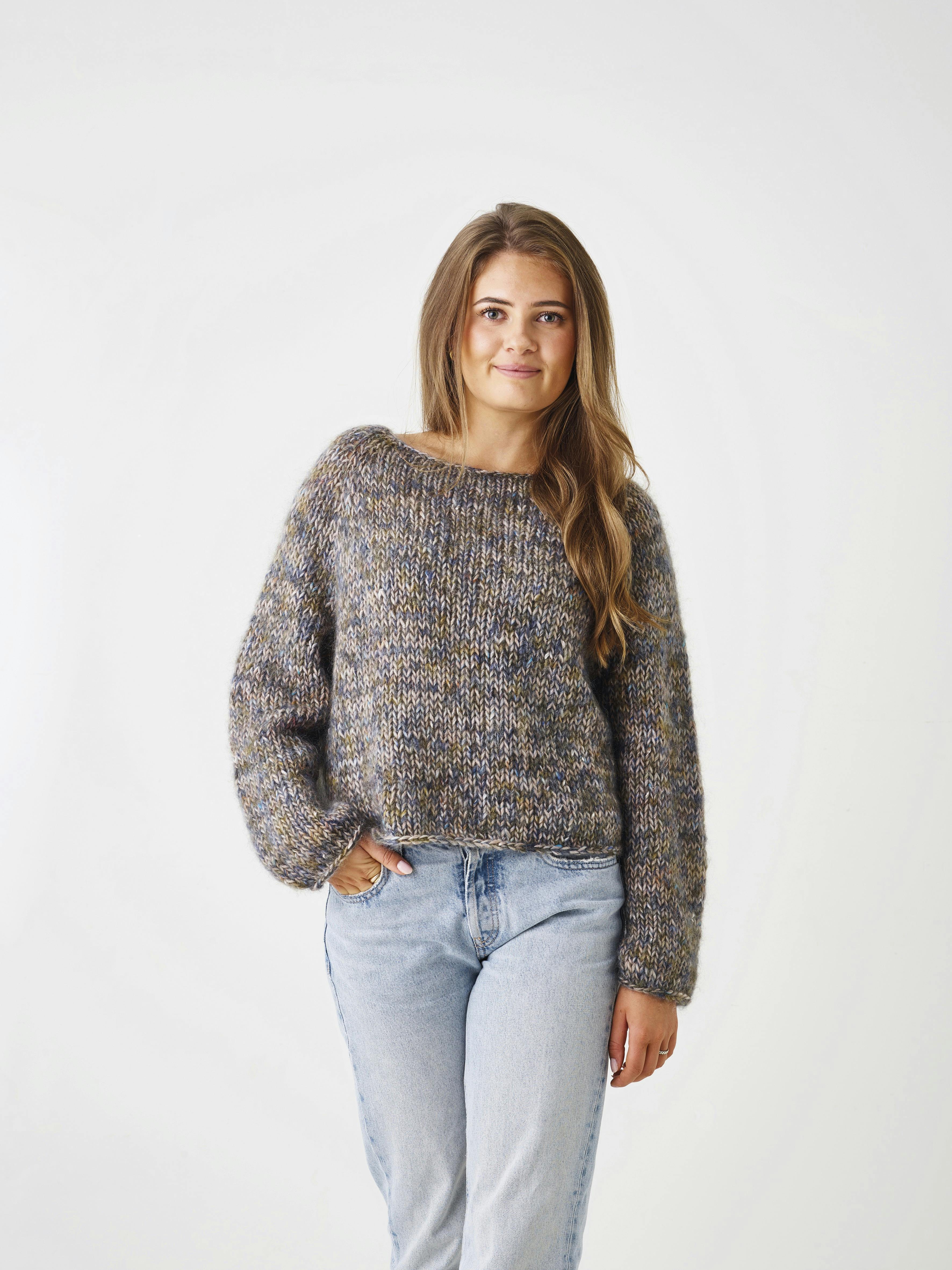 Strikket raglansweater i fine farver til hende
