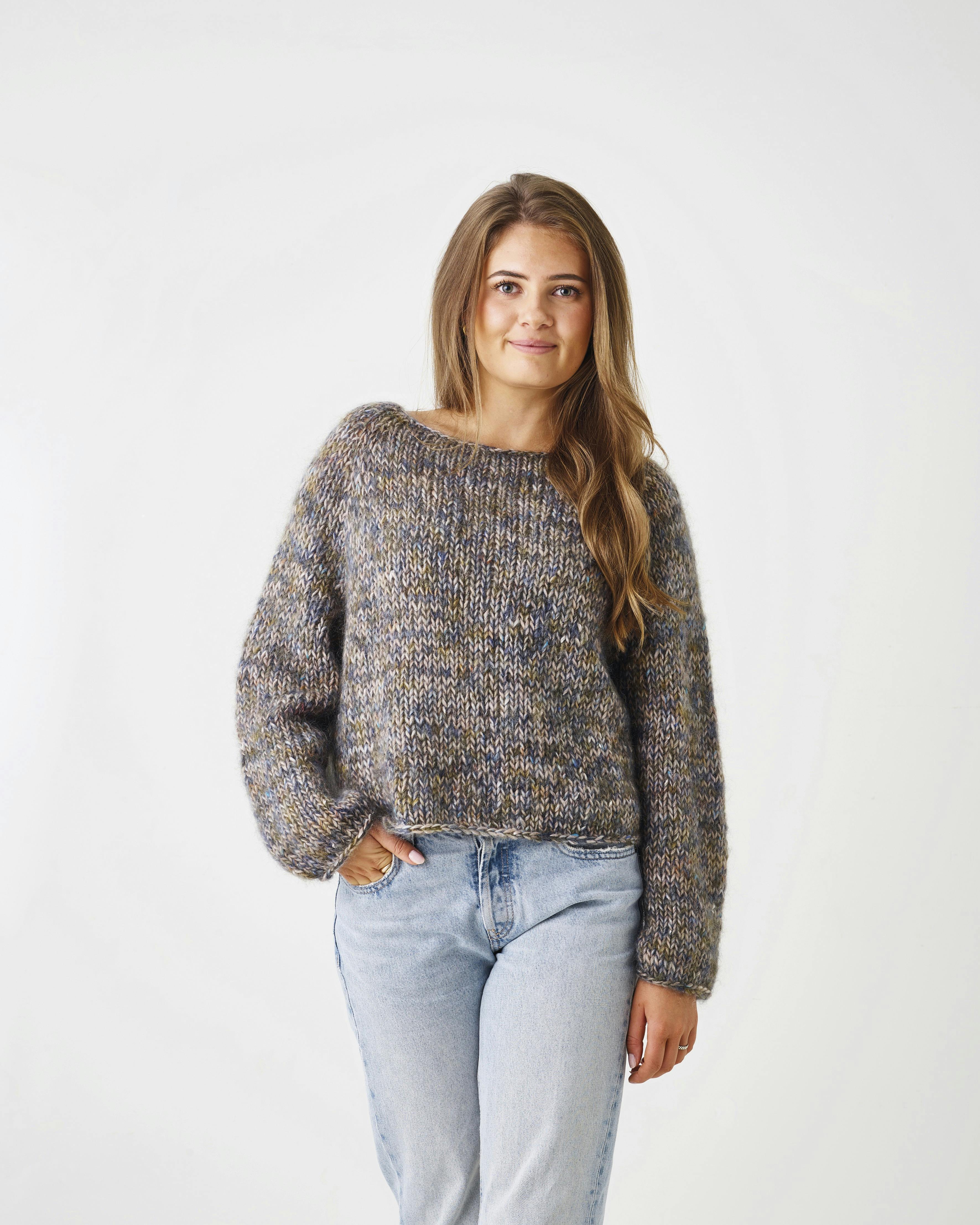 Strikket raglansweater i fine farver til hende