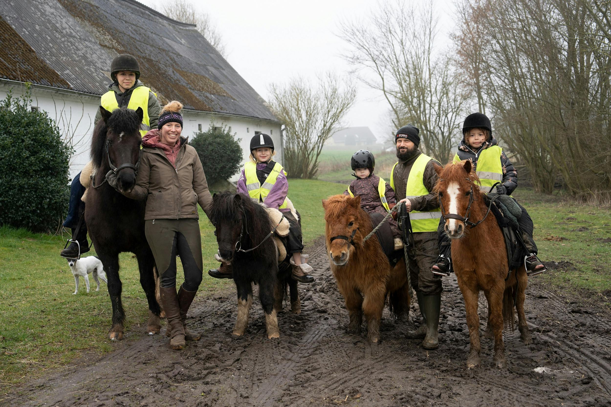 Så er der afgang! Fra venstre er det Marie med Nadia på den store hest, Athena på den lille og Jean med Kærne og Annabell til højre.