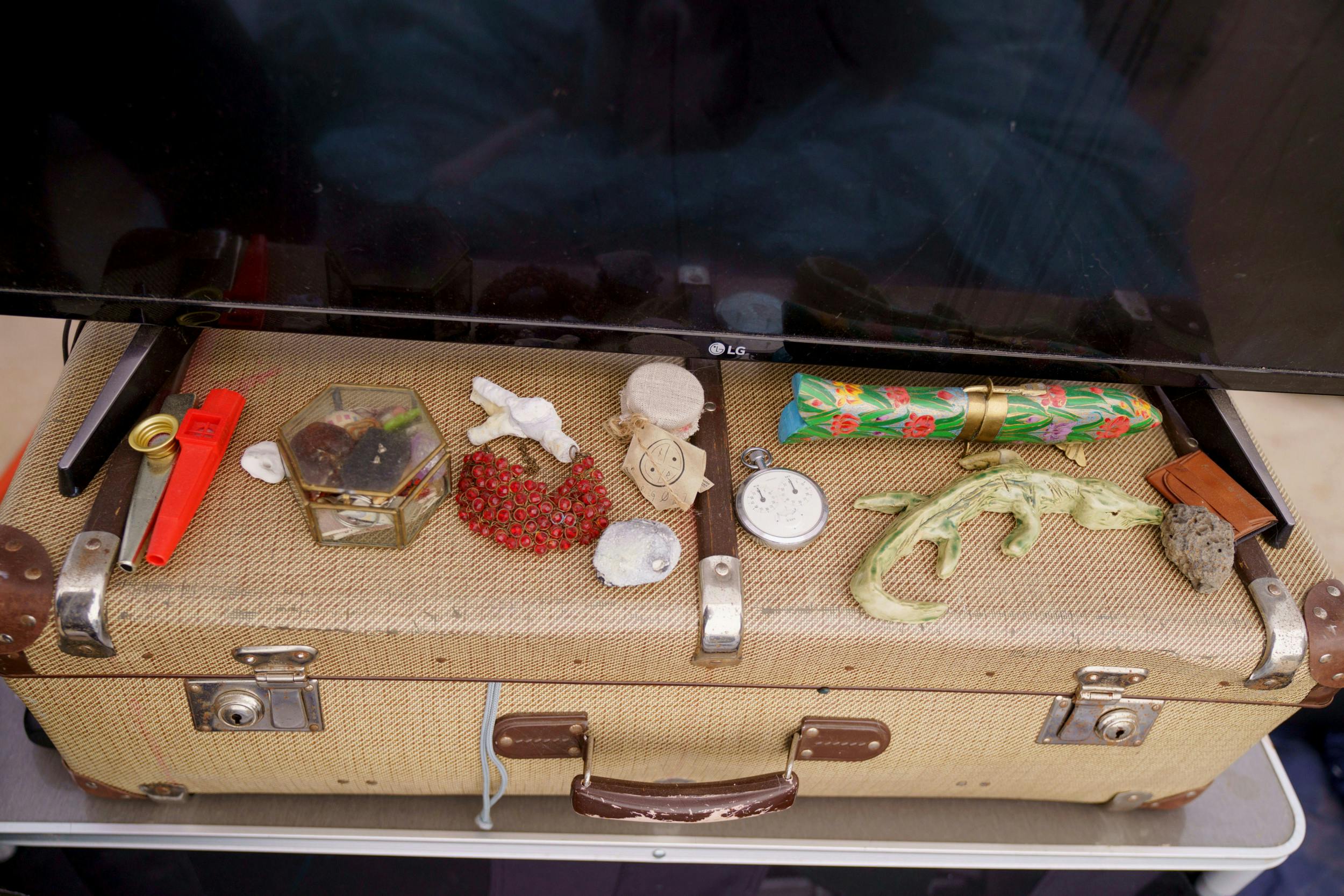 Souvenirs og gaver fra nogle af dem, som Sebastian har mødt på sin vej, betyder meget for ham.