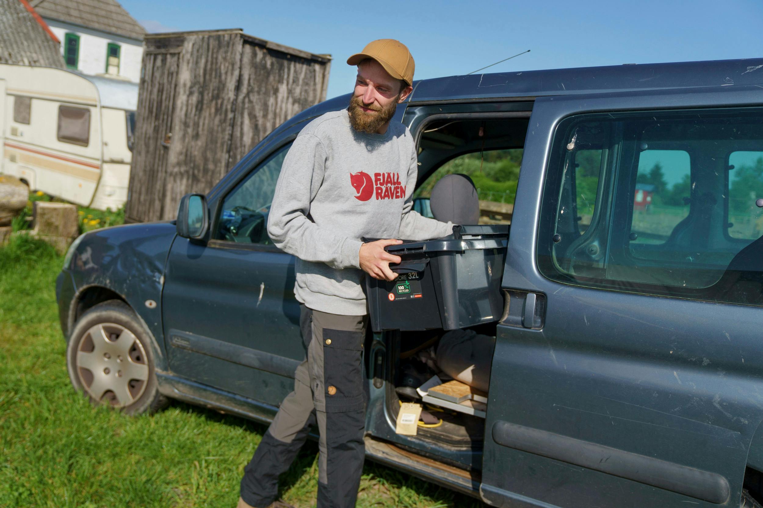 Berlingoen er proppet, når Sebastian pakker alle sine ting ind i den.