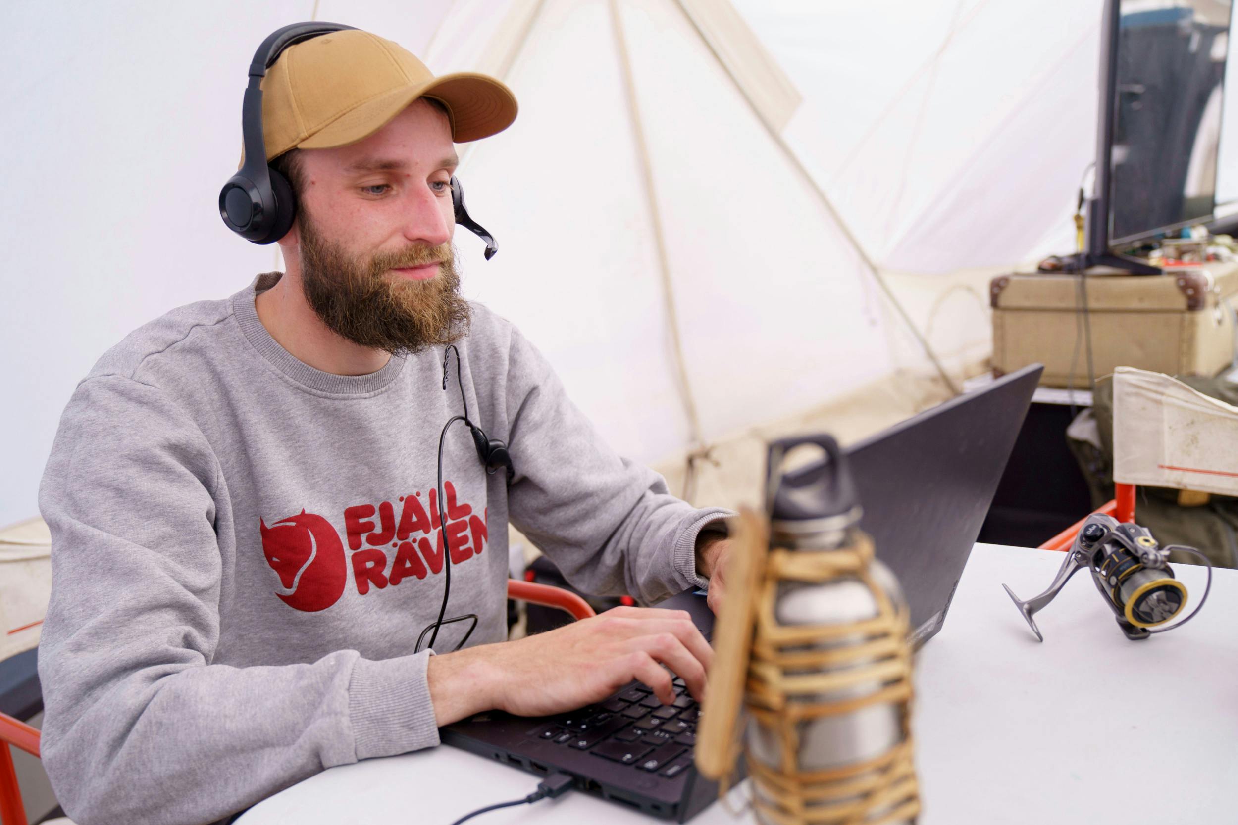 Sebastian arbejder i teltet, og nogle gange har kunder undret sig, når de har hørt fuglekvidder eller regnvejr i baggrunden.