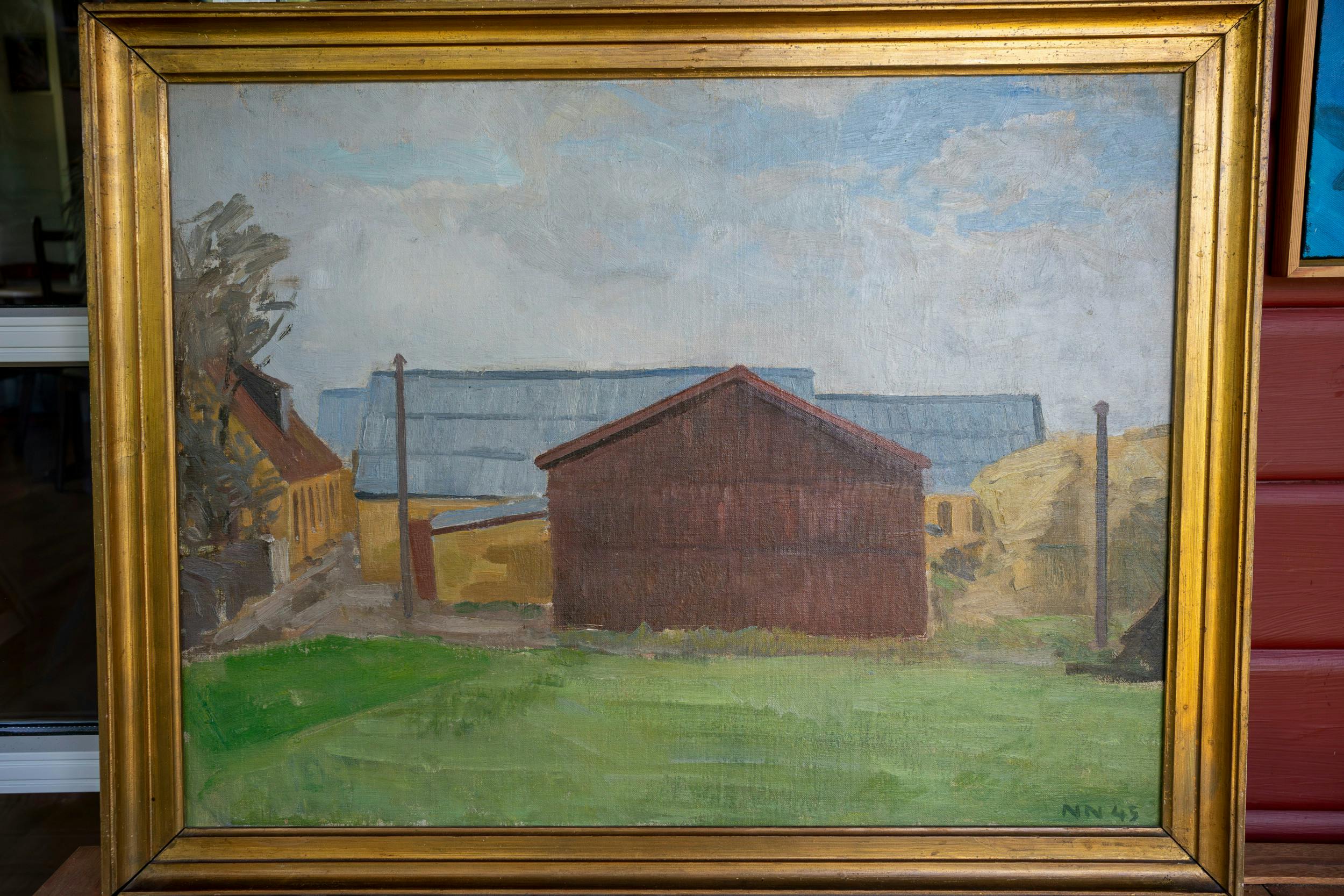 Maleriet af Strandgården er malet af Morten Nielsen i 1943, som var en del af Strandgårdsgruppen. Han signerede det NN for no name af frygt for, at tyskerne ville blive mistænksomme. Halmstakken til højre gemte modstandsbevægelsens våben.
